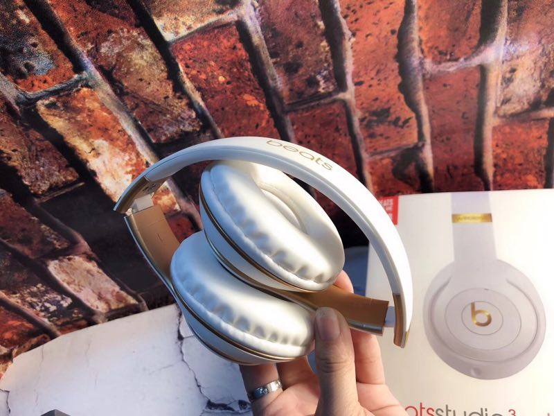 3430-  Beats studio3 32.12$  CODE 201 gallery