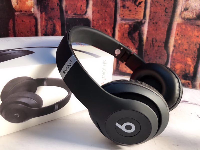 3430-  Beats studio3 32.12$  CODE 201 gallery