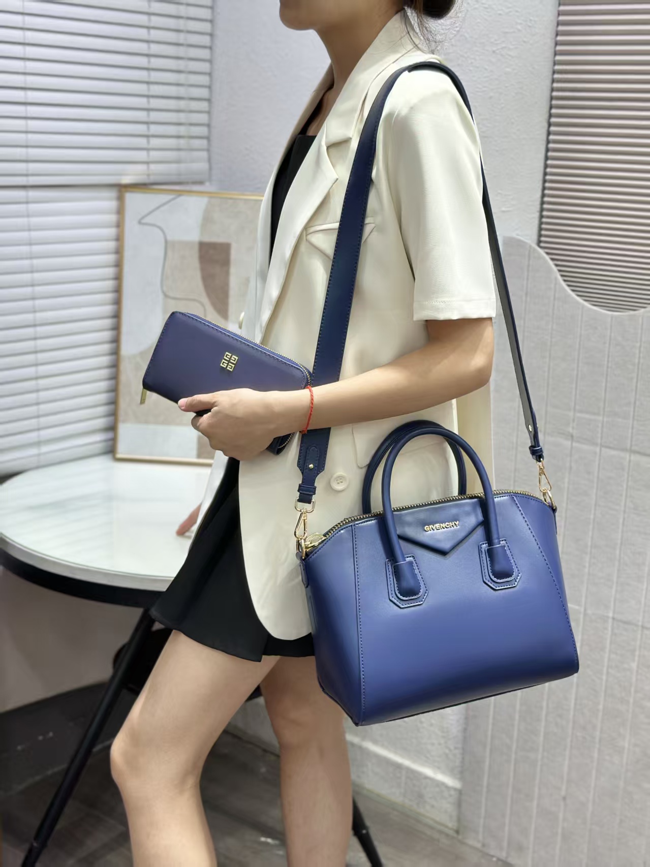 GIVENCHY 44.64$    CODE 404-7577-R gallery