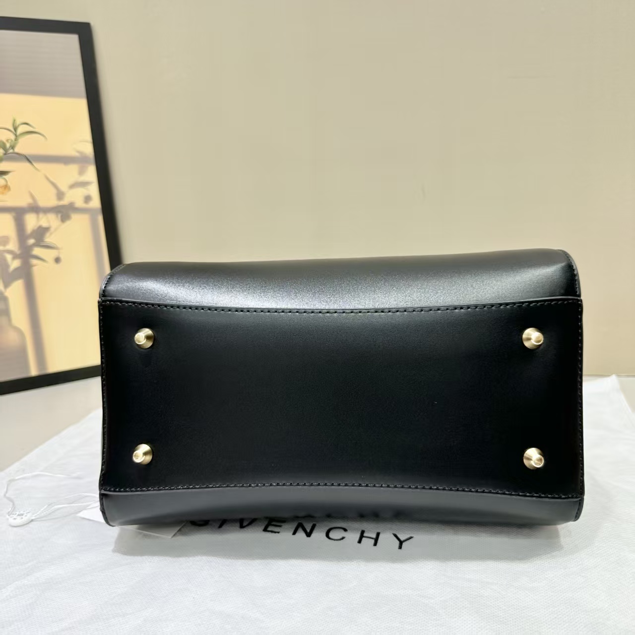 GIVENCHY 44.64$    CODE 404-7577-R gallery