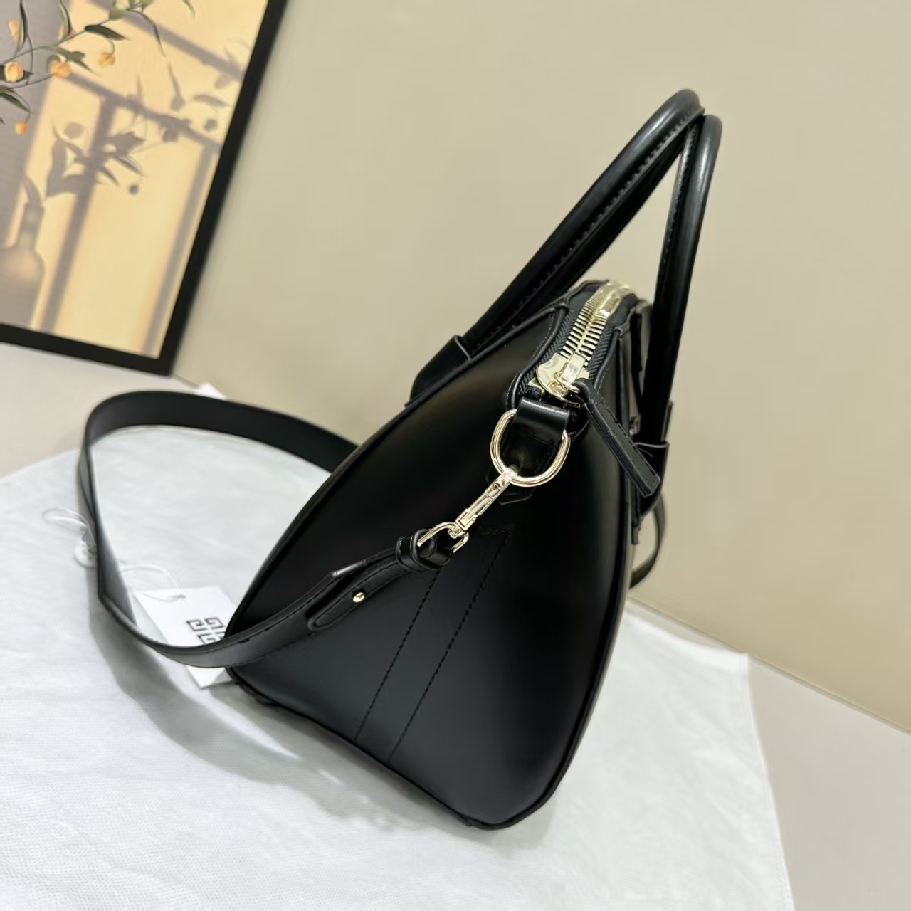 GIVENCHY 44.64$    CODE 404-7577-R gallery