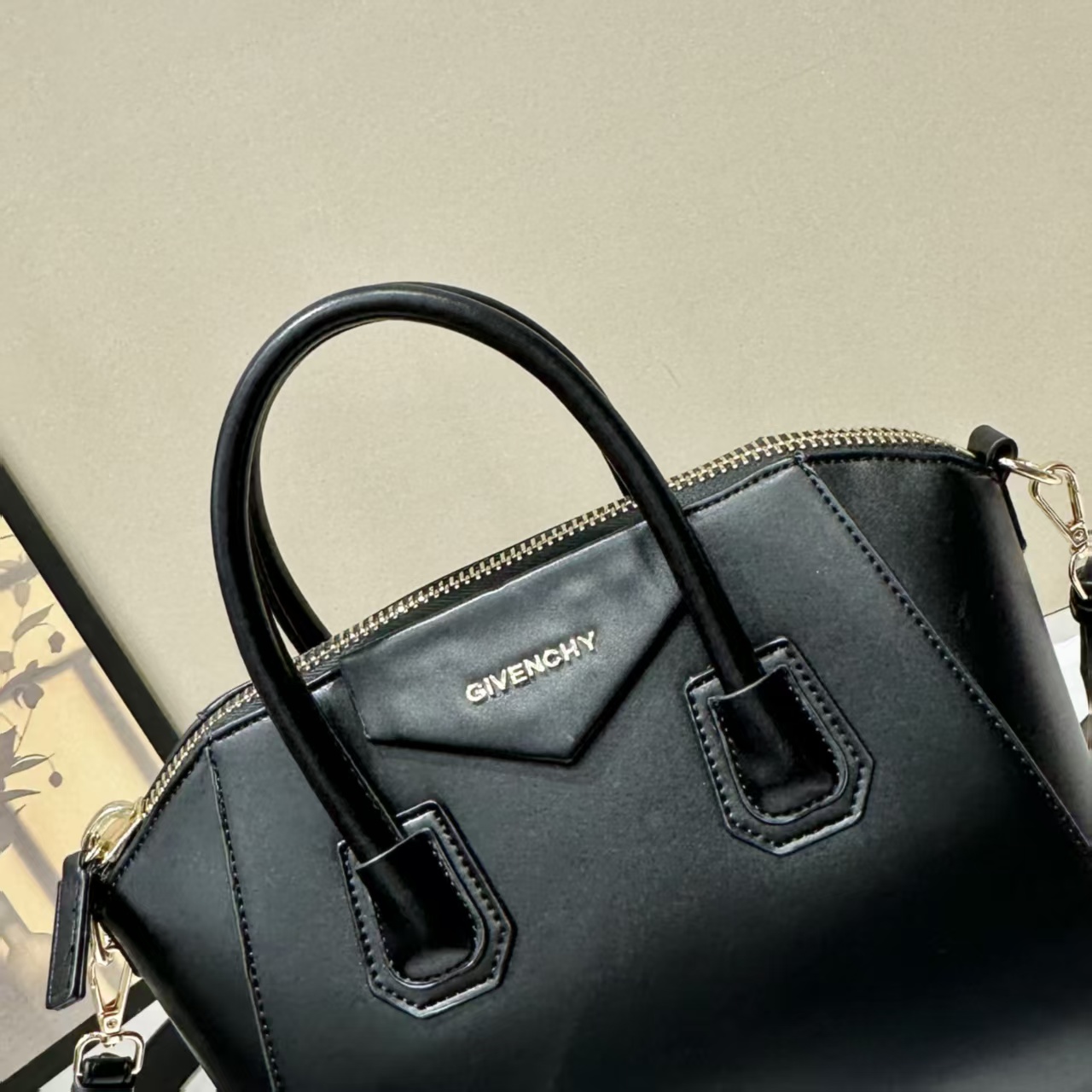 GIVENCHY 44.64$    CODE 404-7577-R gallery