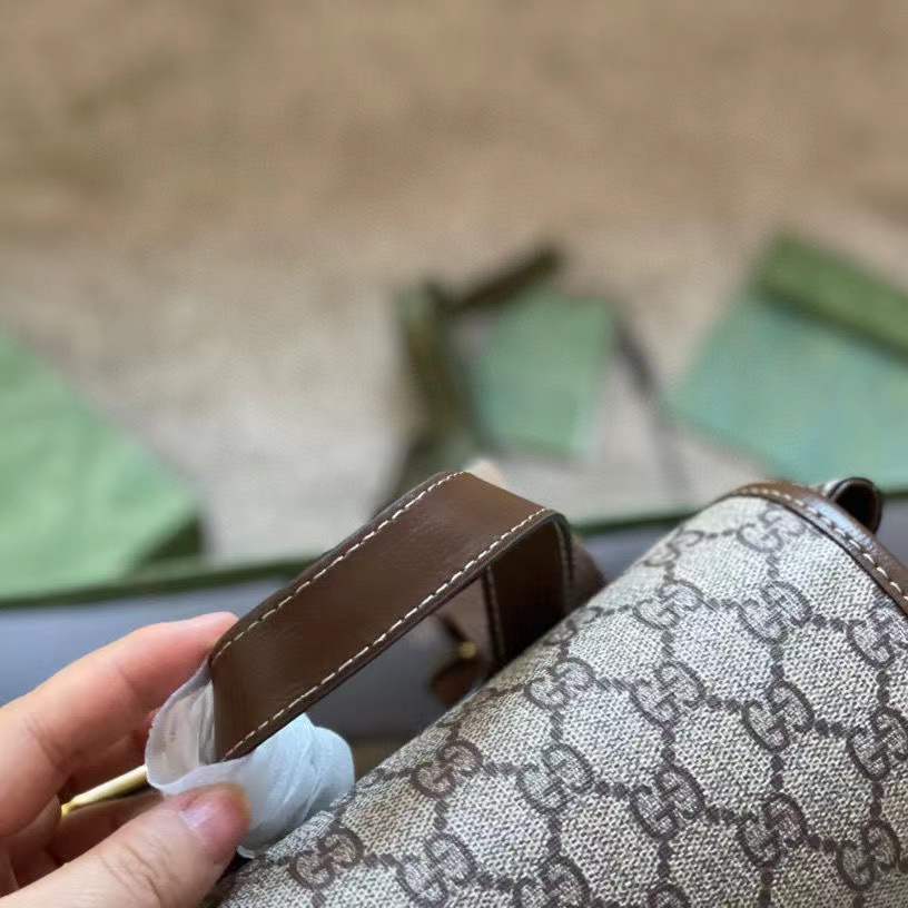 GUCCI 60.66$  code 472-5938-R gallery