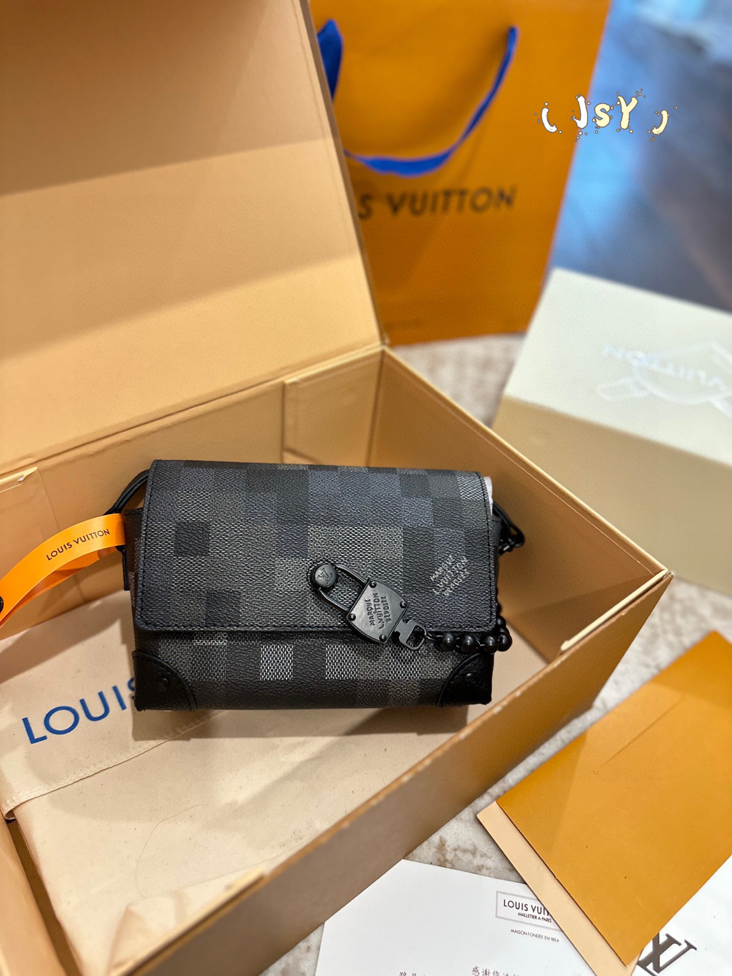 LV  68.66$  code 429-7590-R gallery