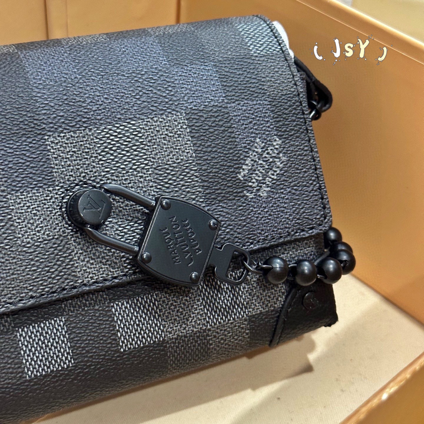 LV  68.66$  code 429-7590-R gallery