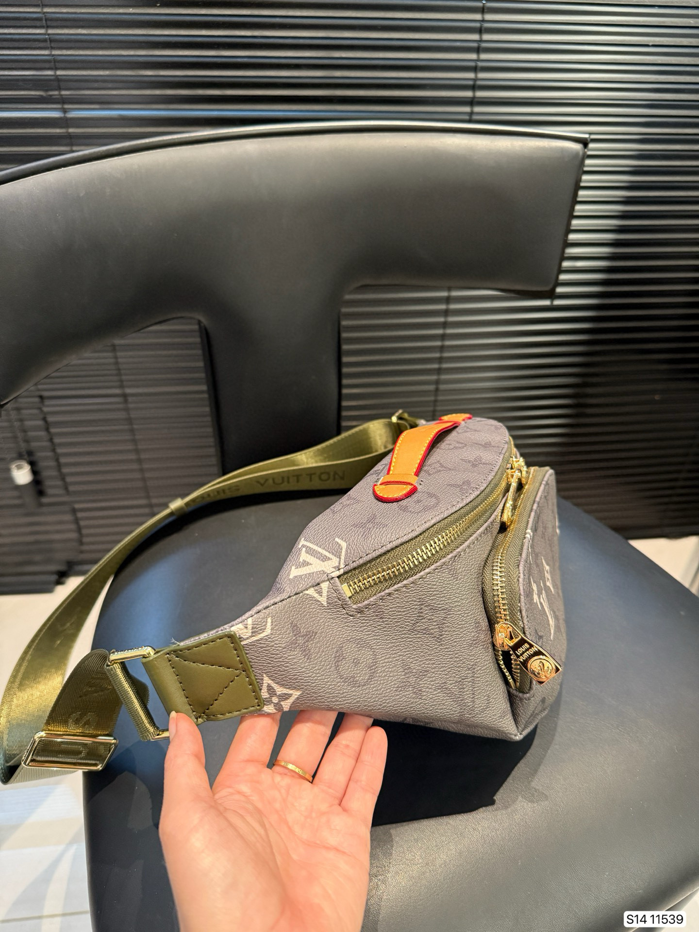 LV 54.99$  code 306-7596-R gallery