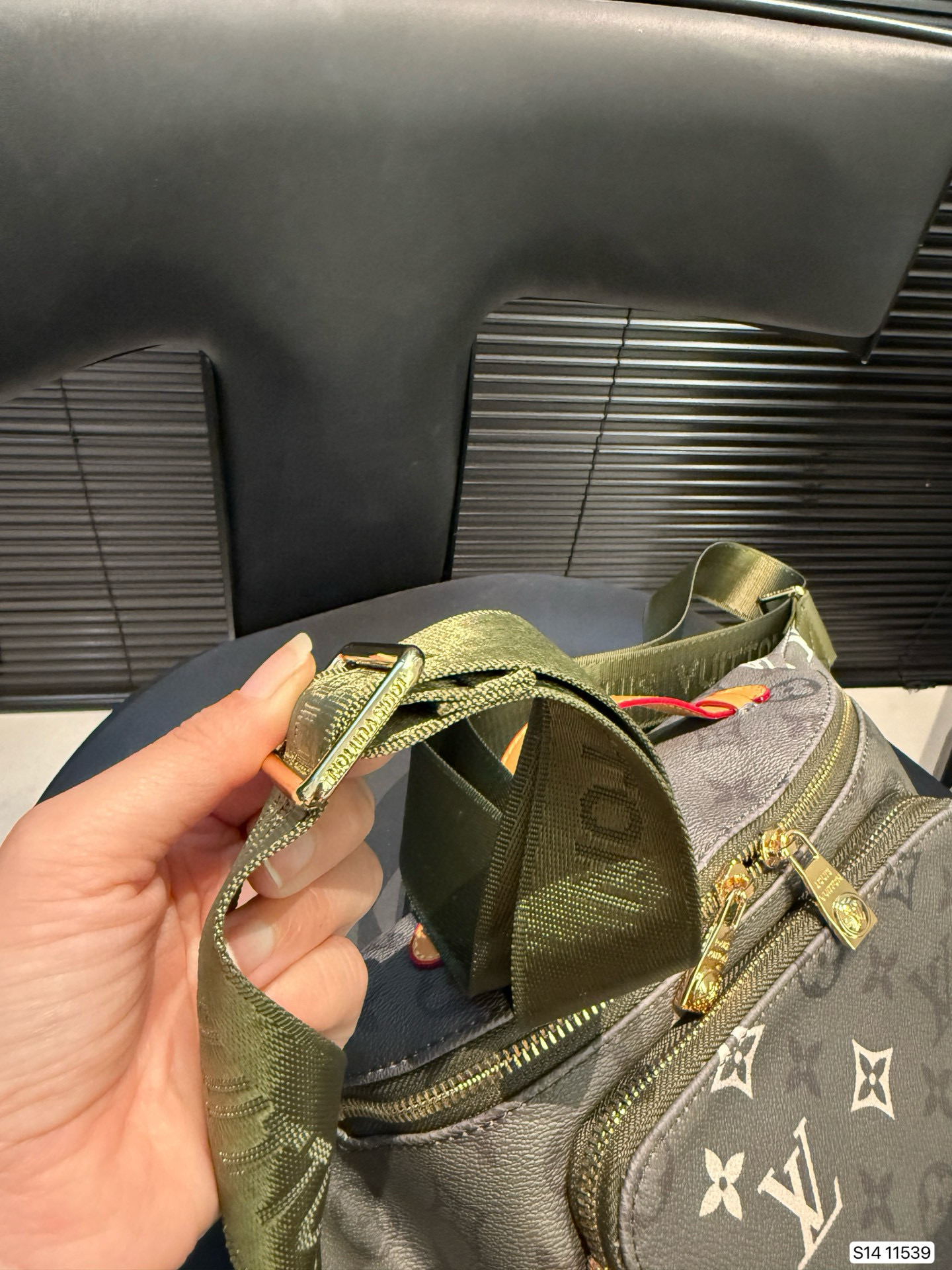 LV 54.99$  code 306-7596-R gallery