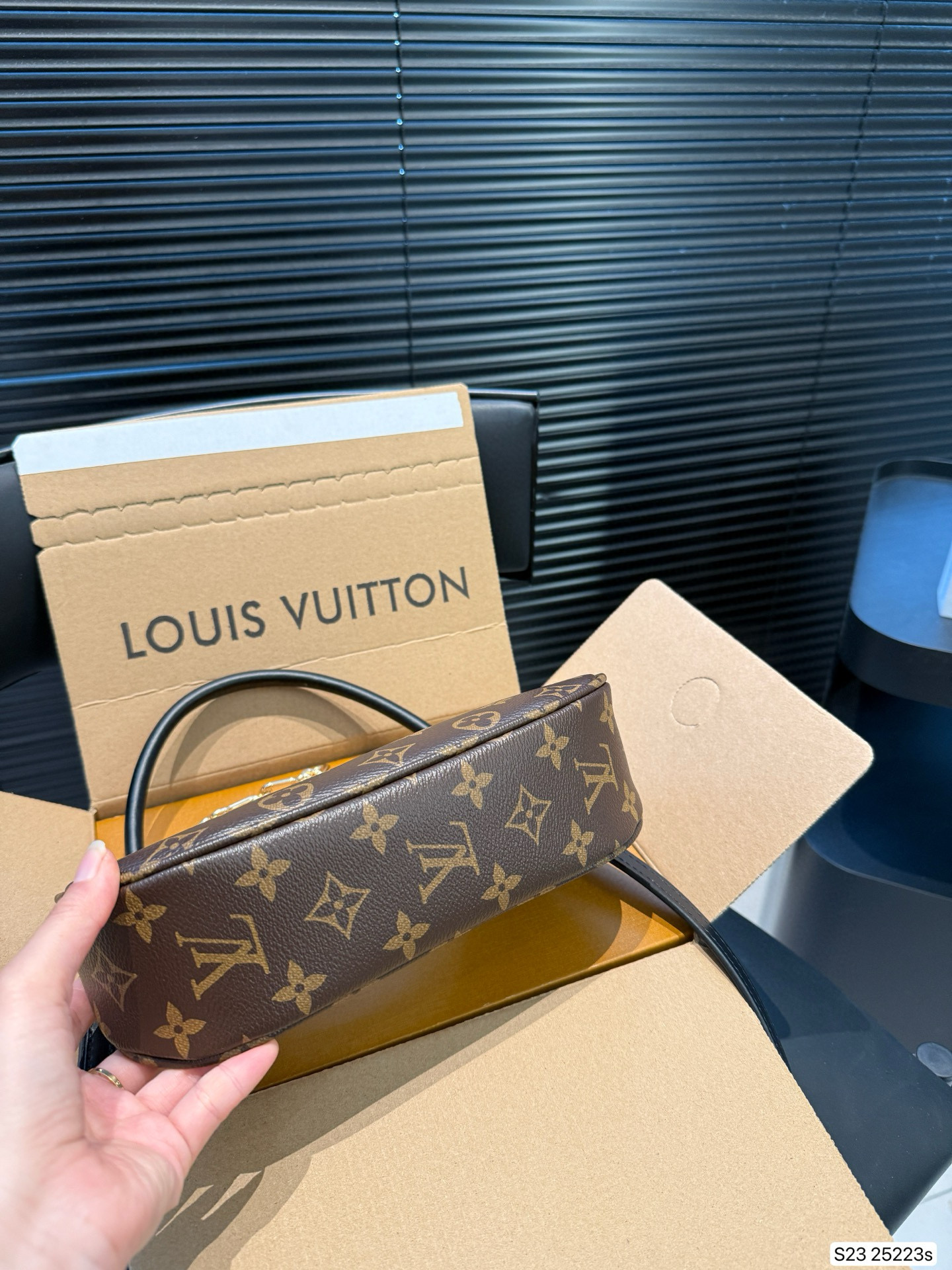 LV 69.99$  code 306-7598-R gallery