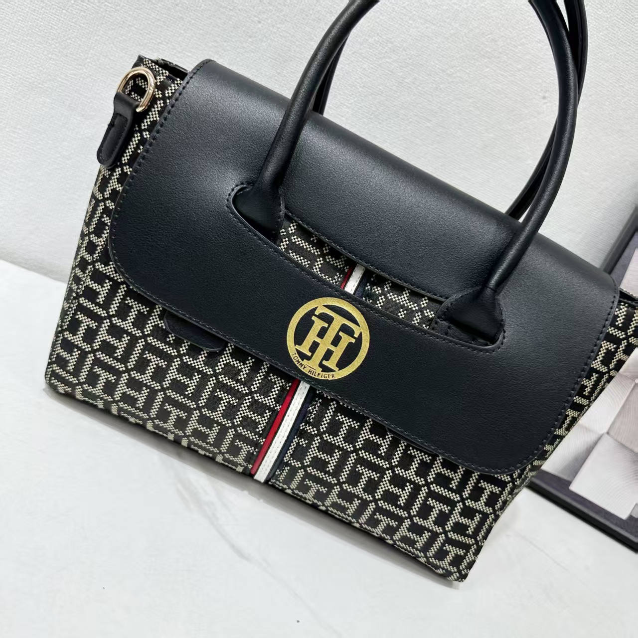 TOMMY  43.06$    CODE 404-7579-R gallery