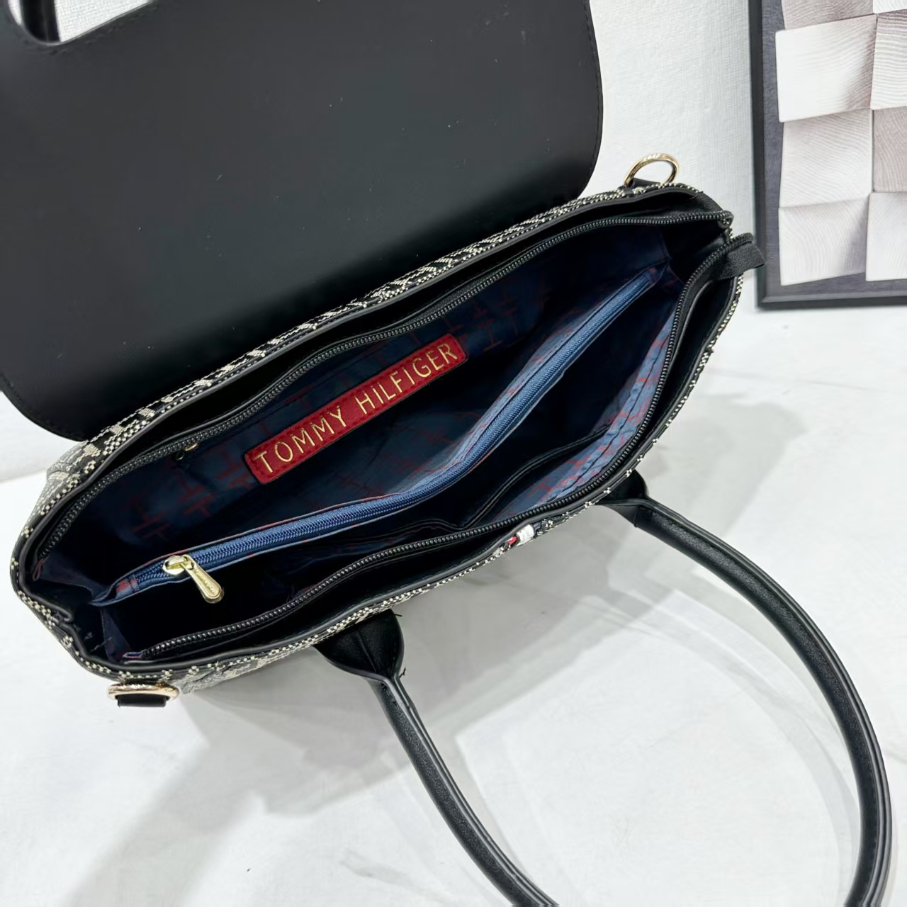 TOMMY  43.06$    CODE 404-7579-R gallery