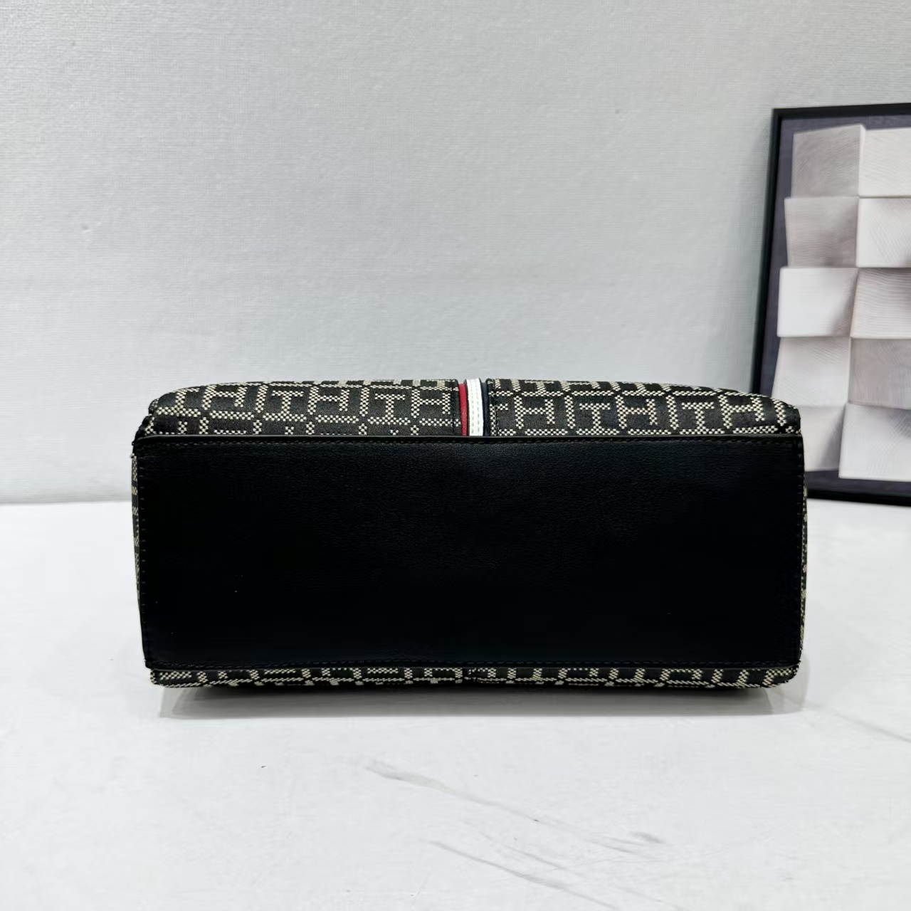 TOMMY  43.06$    CODE 404-7579-R gallery