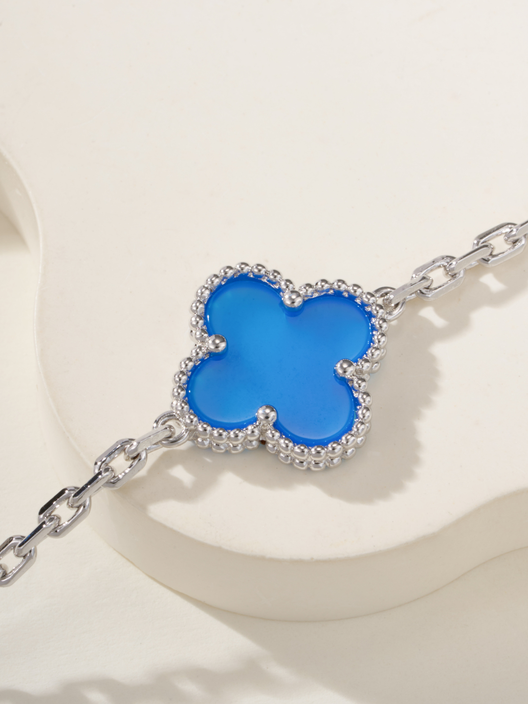 Van Cleef & Arpels 28.88$   code 447-7495-R gallery
