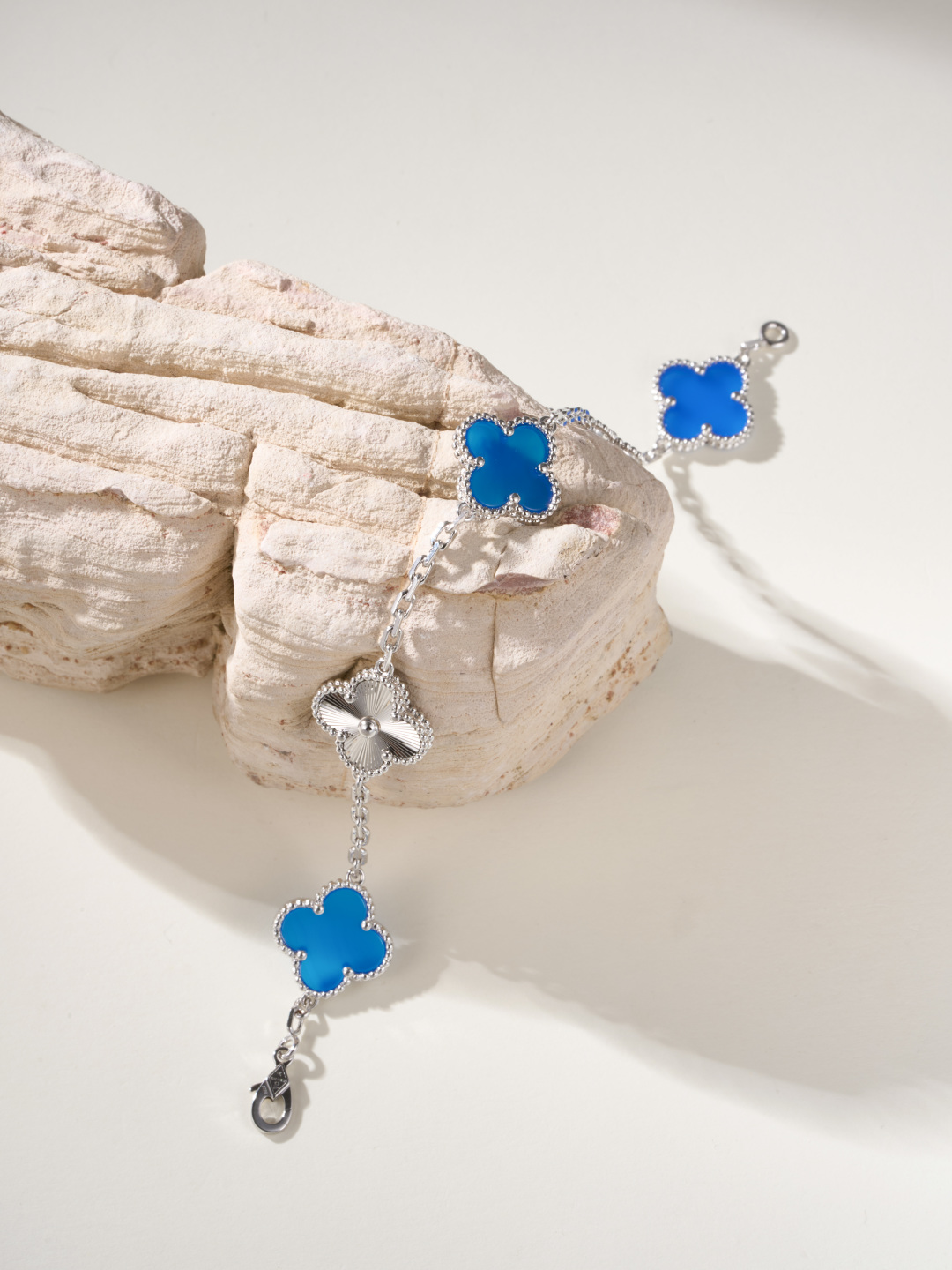 Van Cleef & Arpels 28.88$   code 447-7495-R gallery