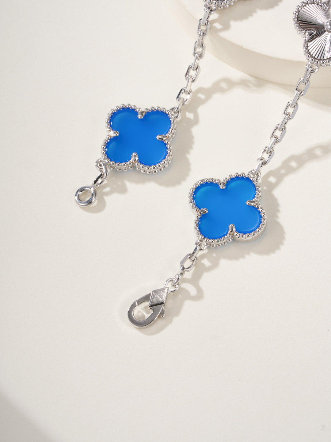Van Cleef & Arpels 28.88$   code 447-7495-R gallery
