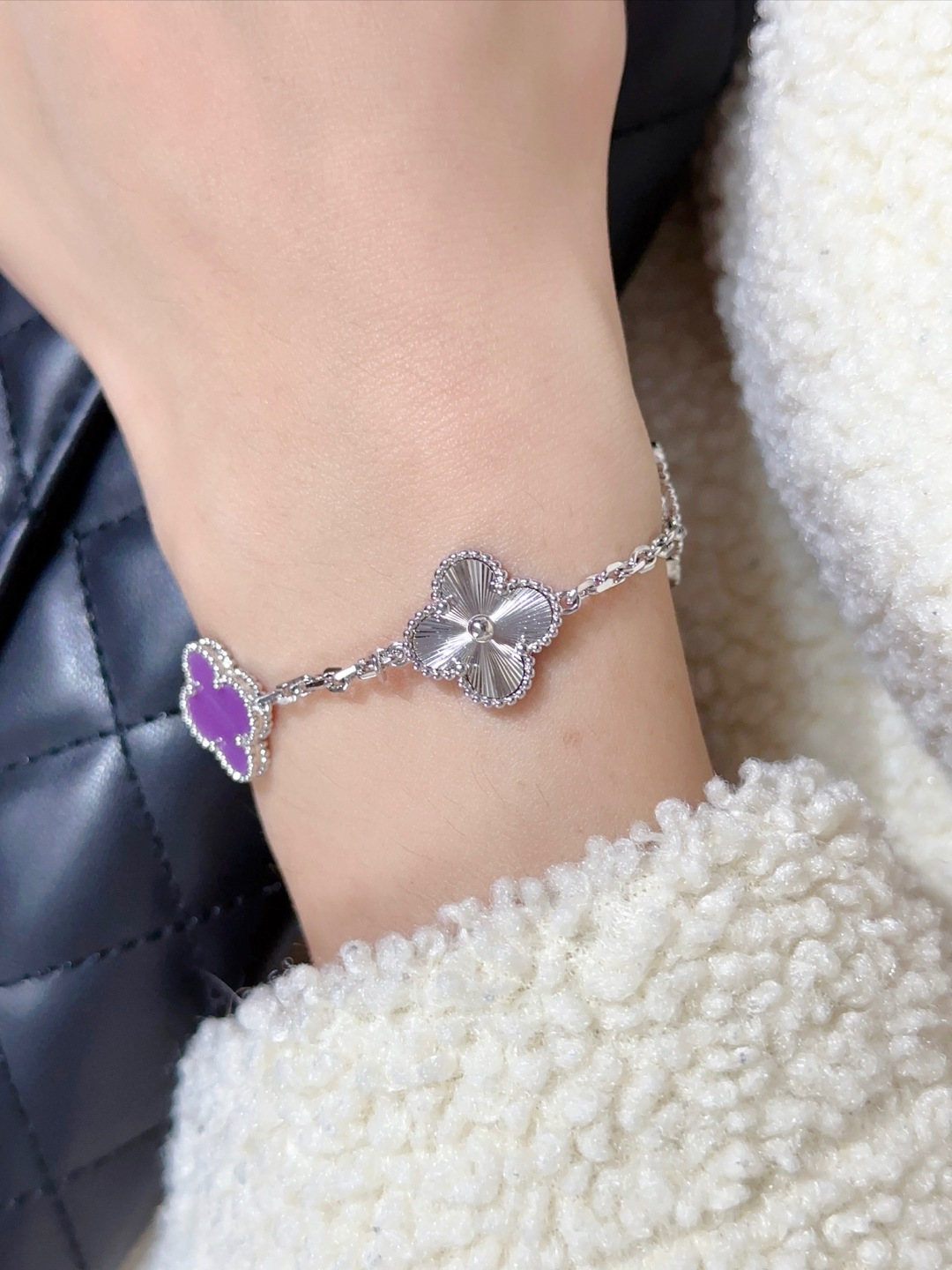 Van Cleef & Arpels 28.88$   code 447-7495-R gallery