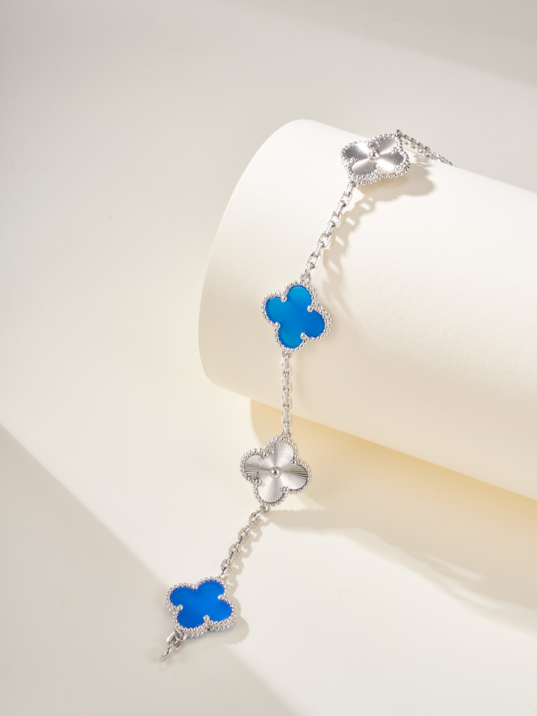 Van Cleef & Arpels 28.88$   code 447-7495-R gallery