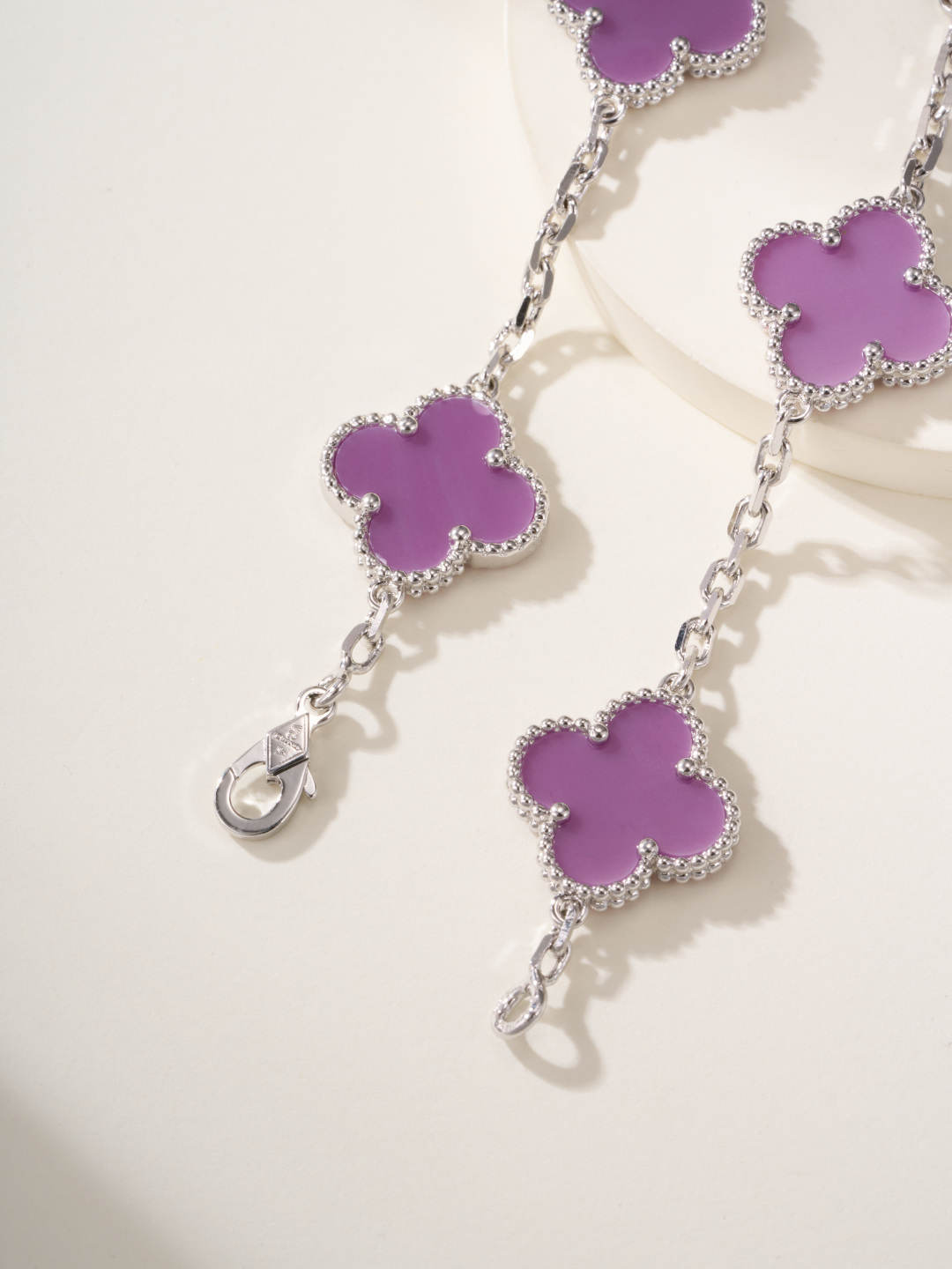 Van Cleef & Arpels 28.88$   code 447-7495-R gallery