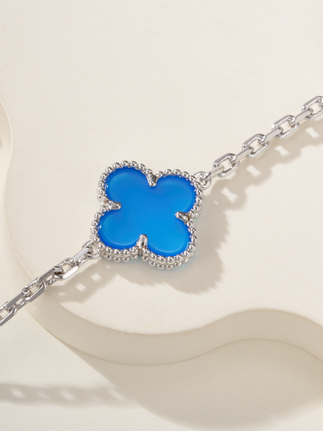 Van Cleef & Arpels 28.88$   code 447-7495-R gallery