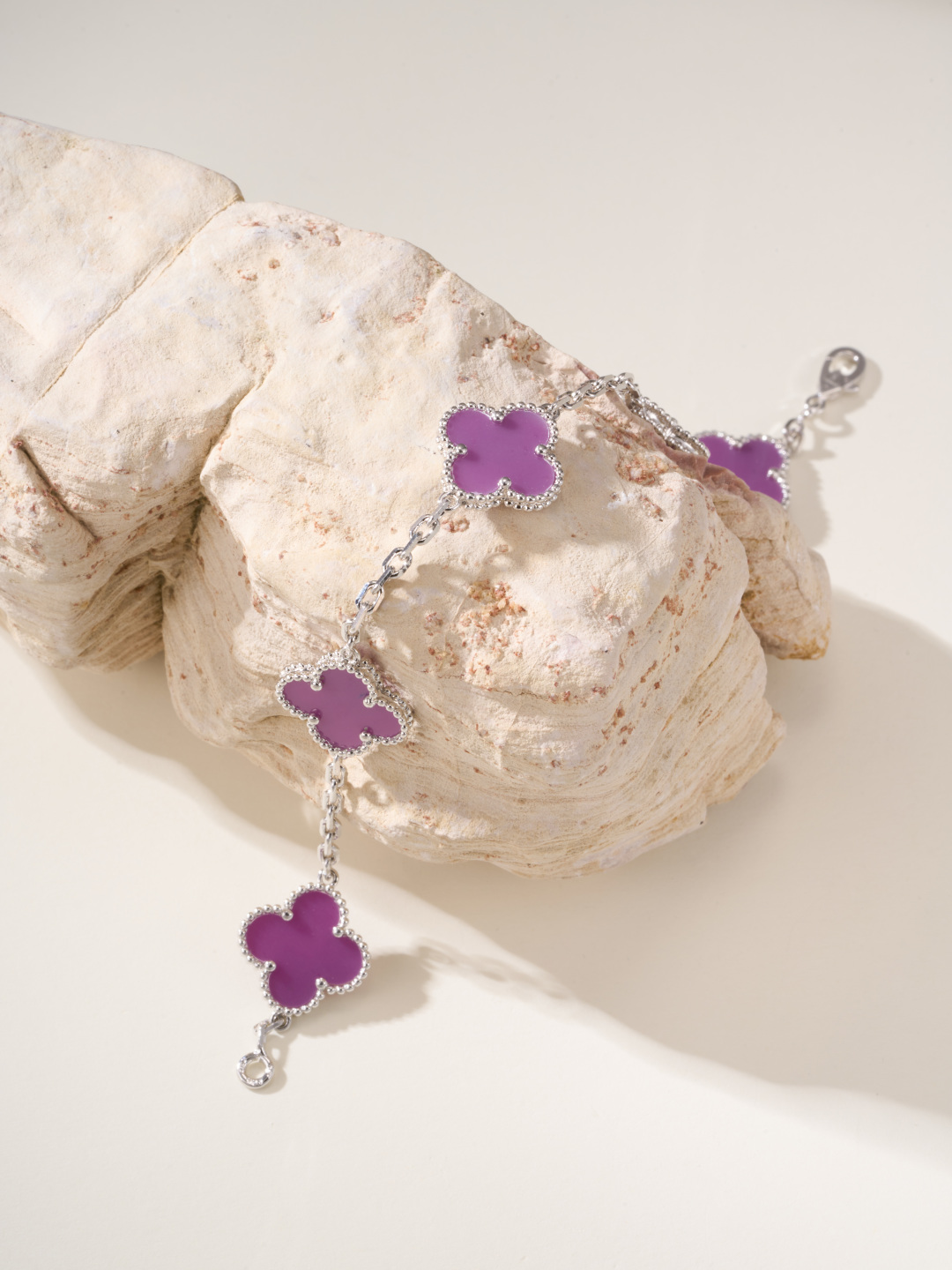 Van Cleef & Arpels 28.88$   code 447-7495-R gallery