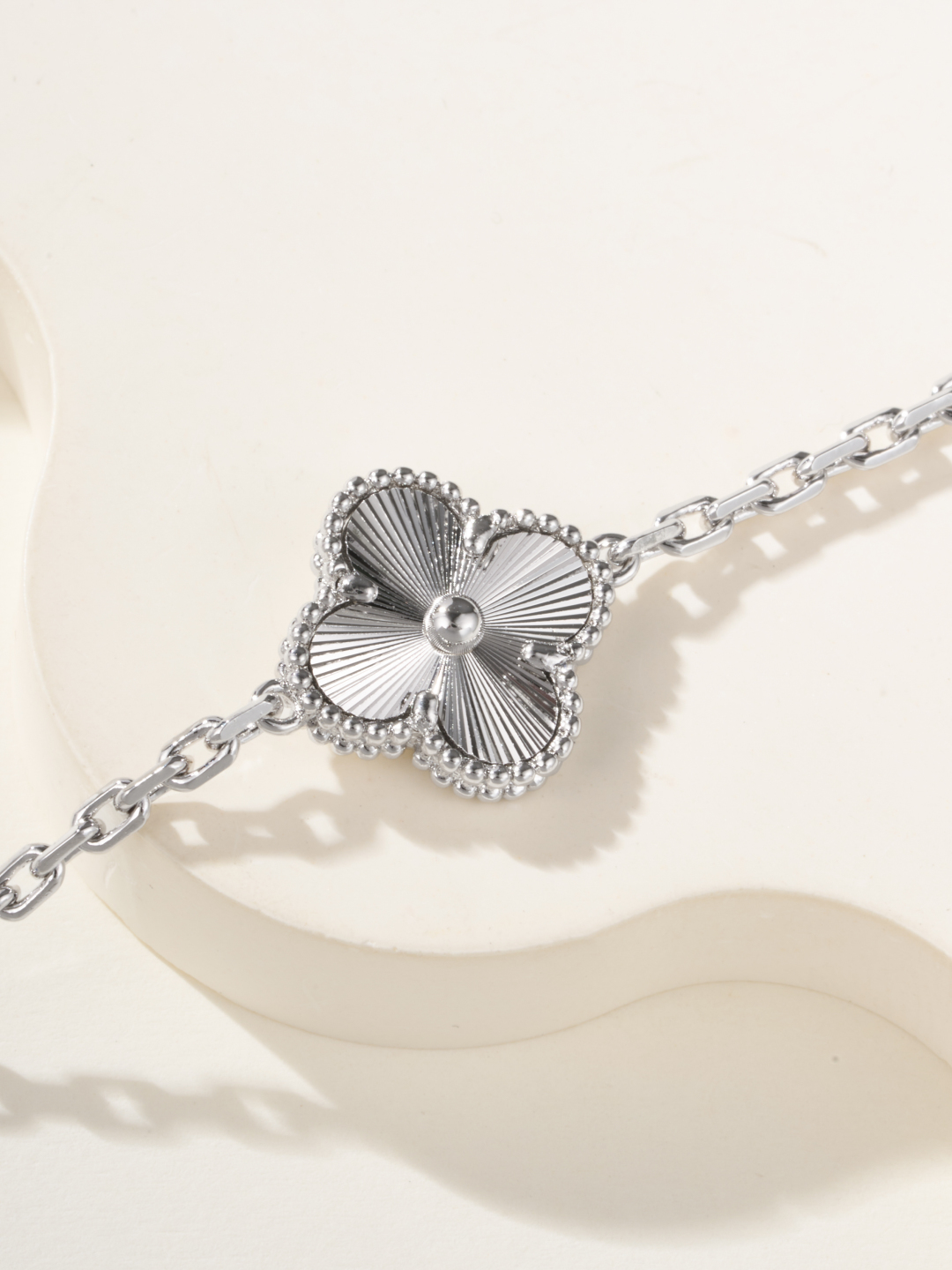 Van Cleef & Arpels 28.88$   code 447-7495-R gallery