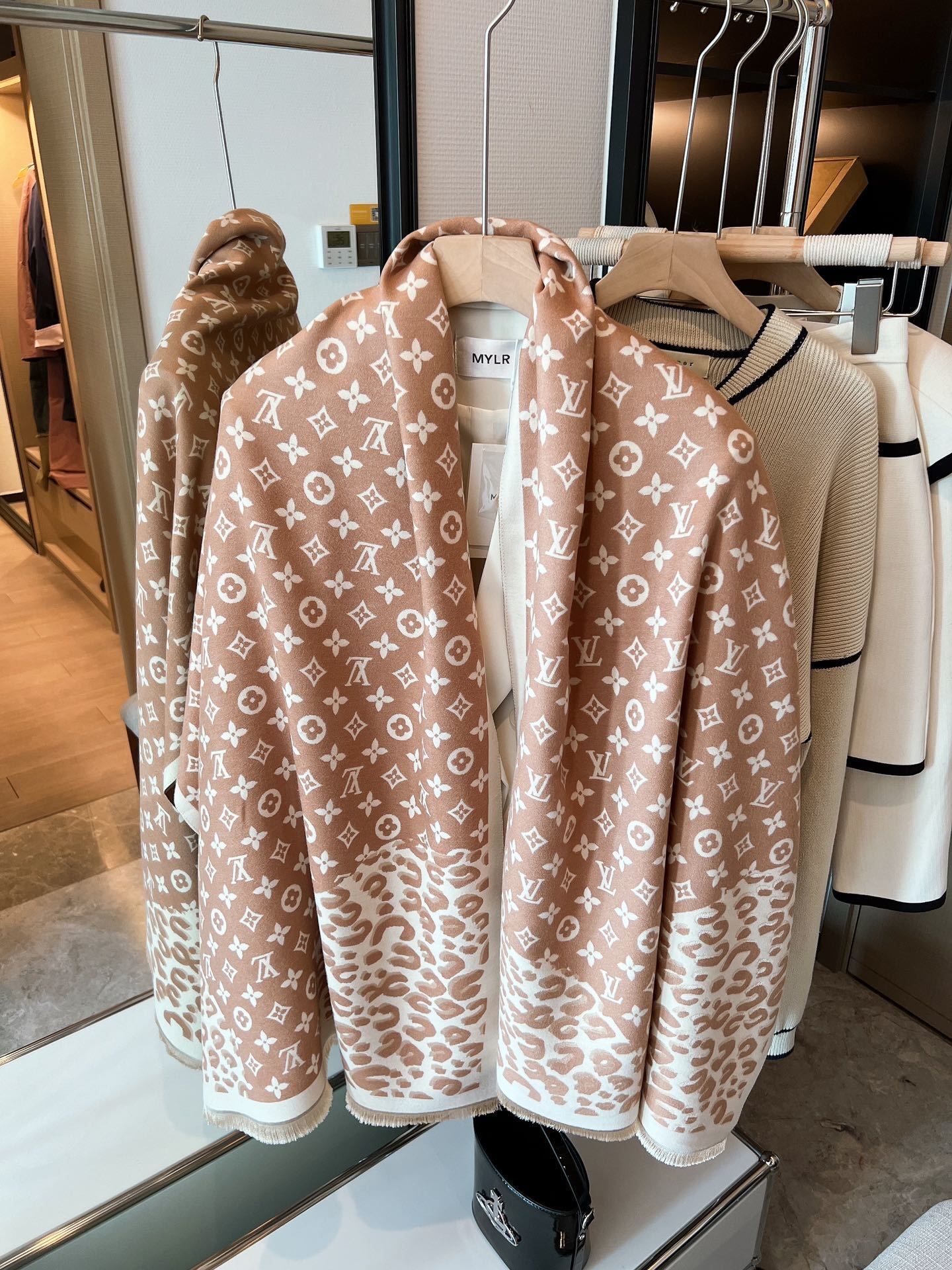 Yar3995  33.99$    WJ gallery