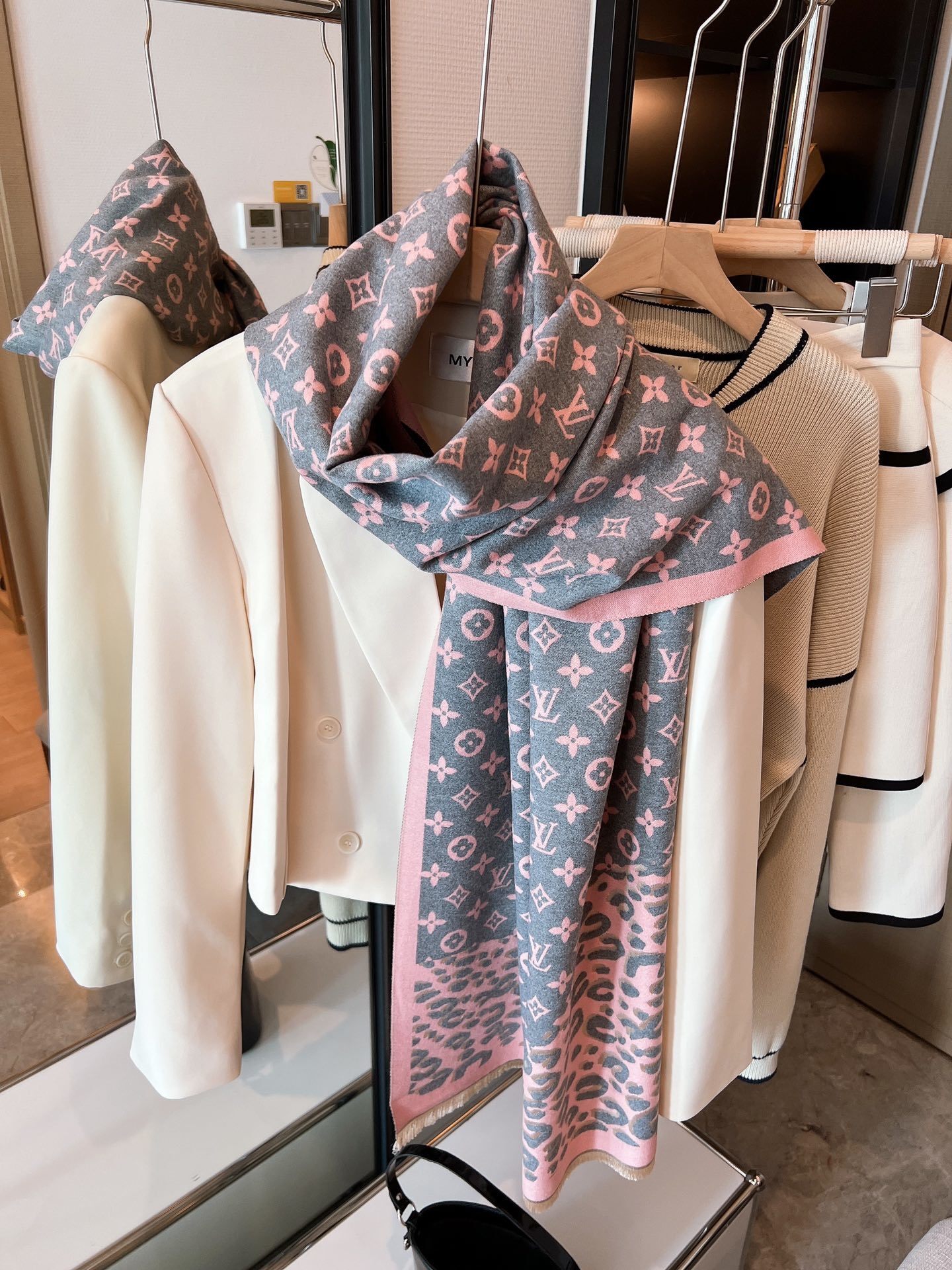 Yar3995  33.99$    WJ gallery