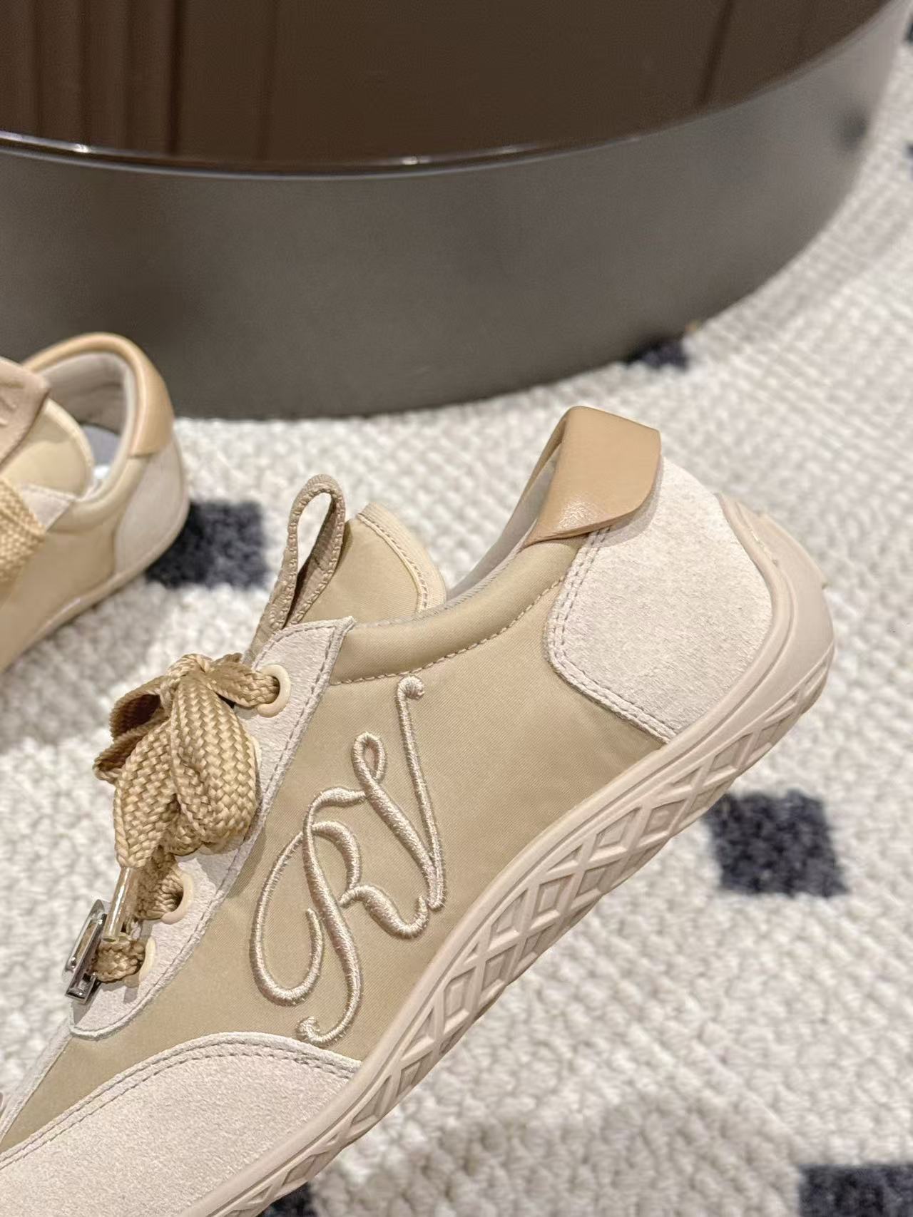 Yar4040 Roger Vivier 58$ gallery