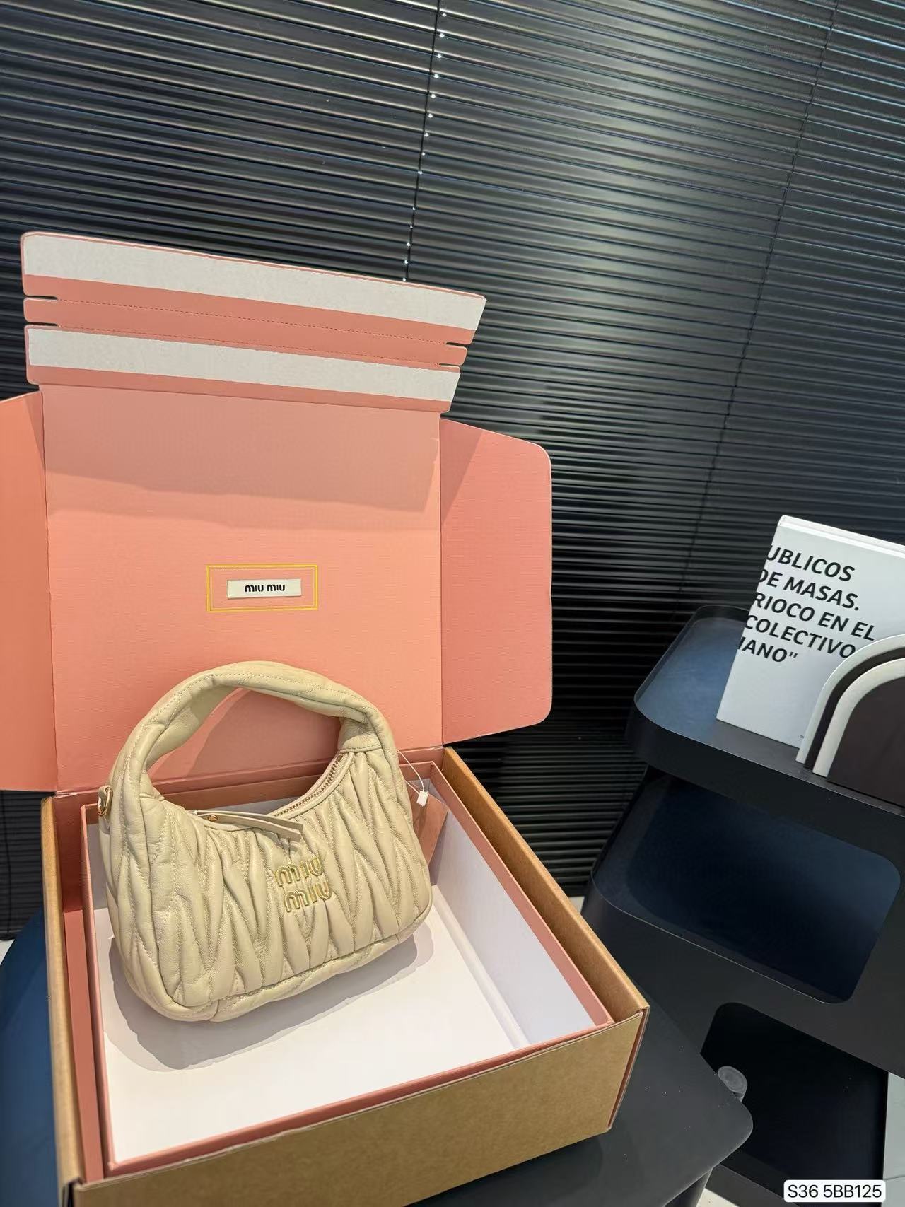 MIUMIU 99$ ID:A0076 gallery