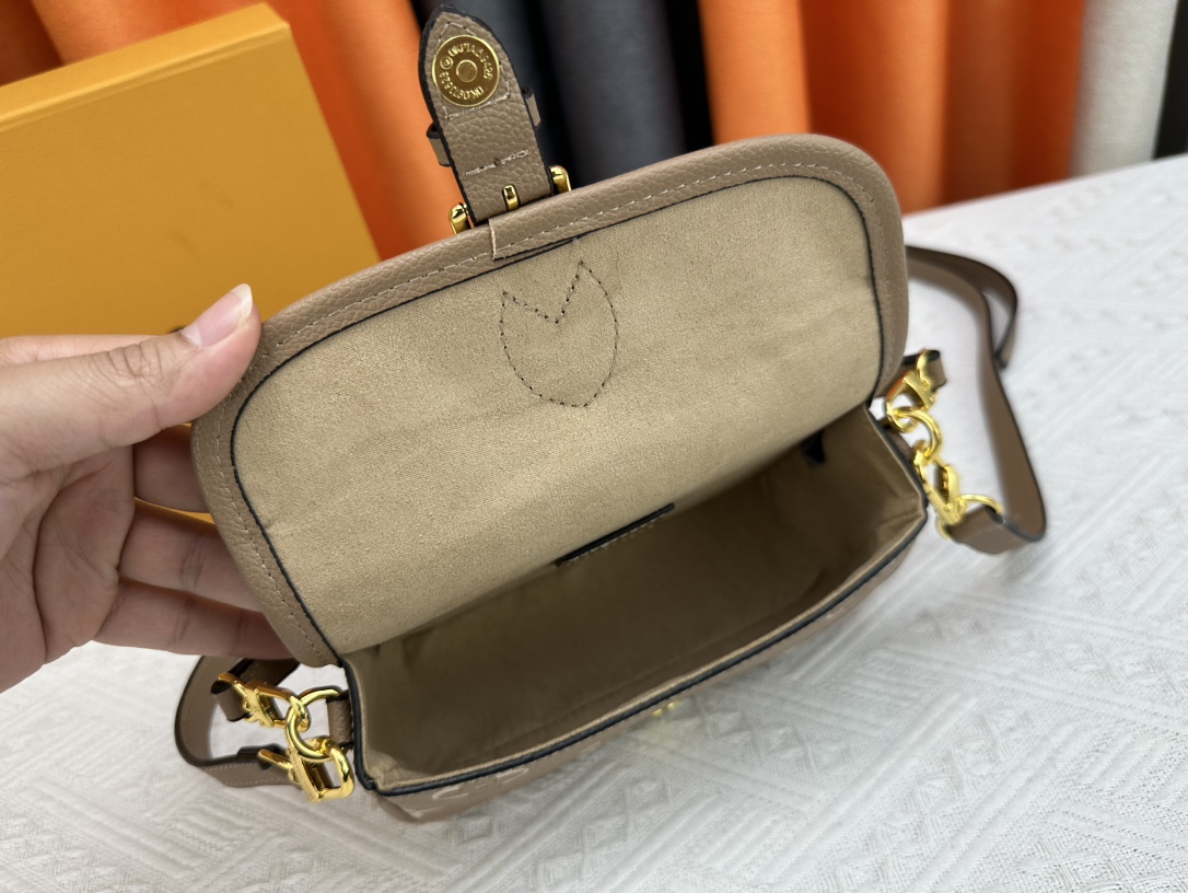 LV        $95         ID:8166 gallery