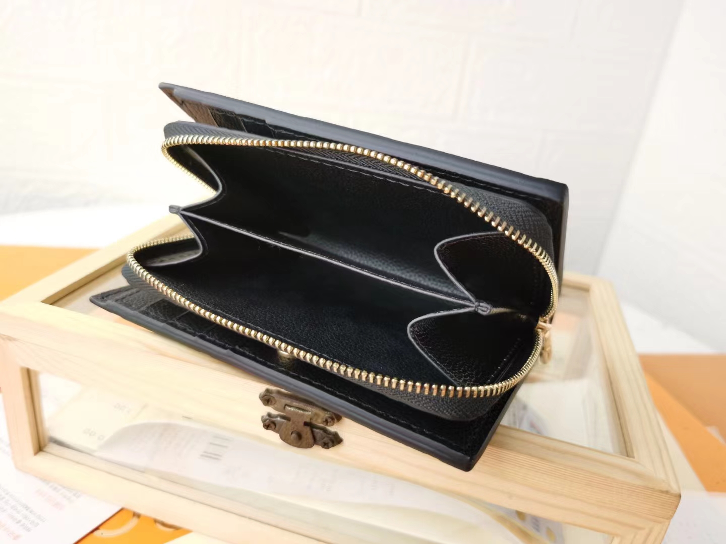 LV $44  CODE:15085 gallery