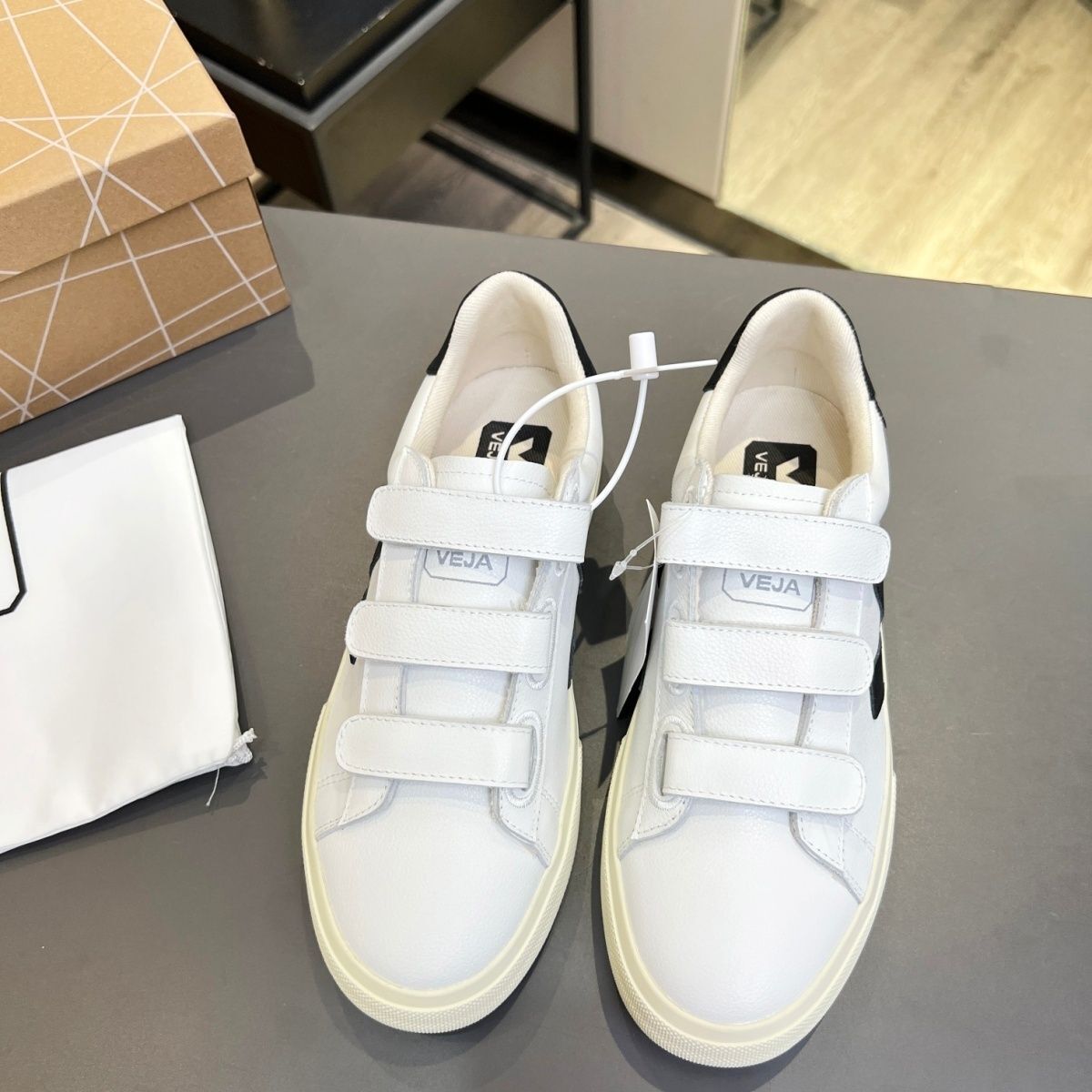 VEJA     $62     ID:8700 gallery