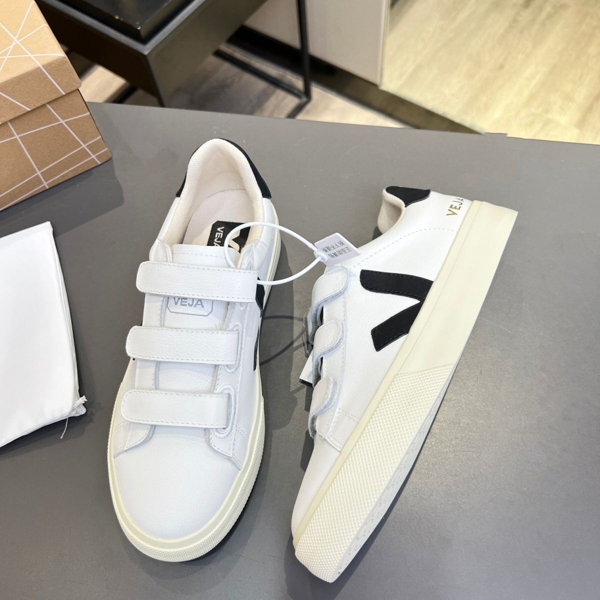 VEJA     $62     ID:8700 gallery