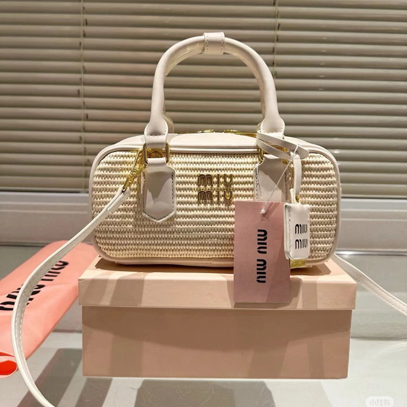 miumiu      $48       ID:8279 gallery