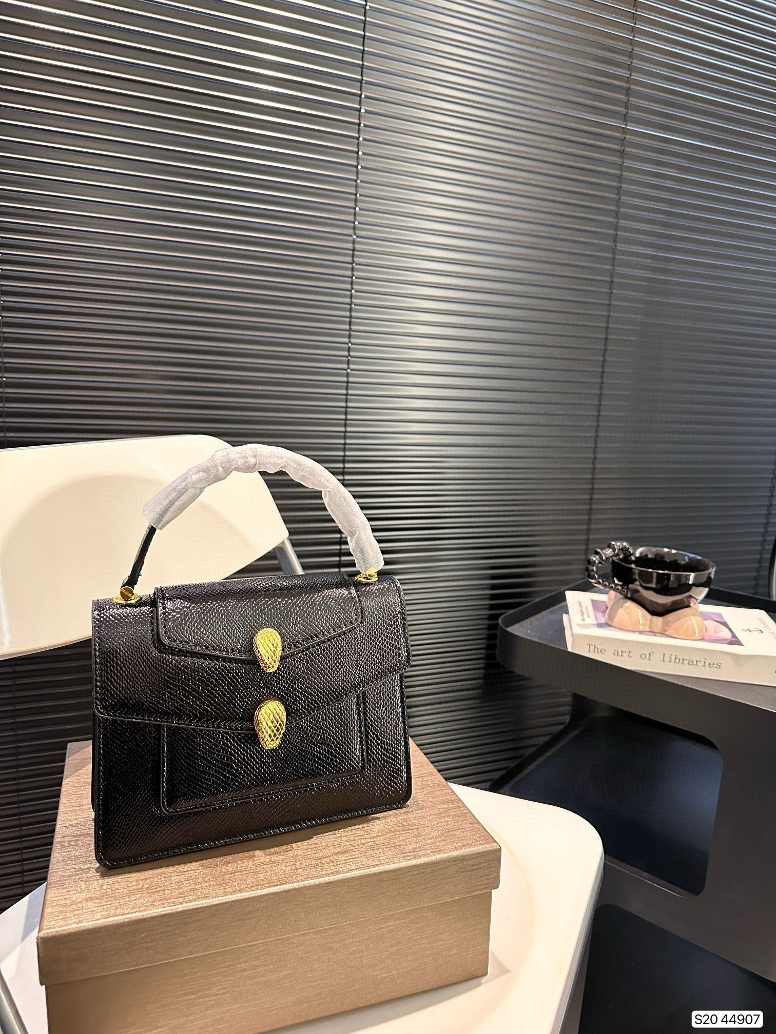 0022 75$ Bulgari Snakehead Bag gallery