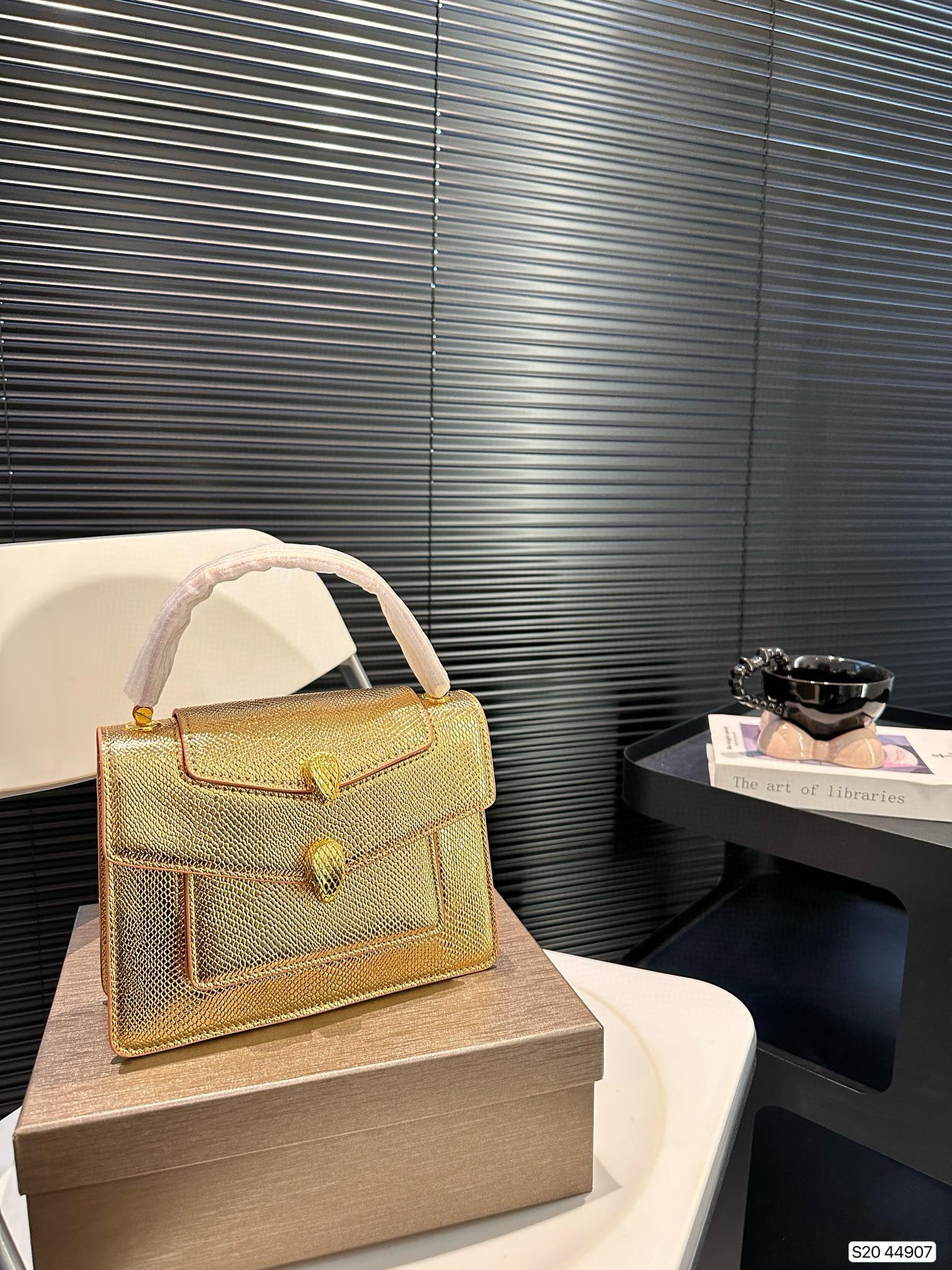 0022 75$ Bulgari Snakehead Bag gallery