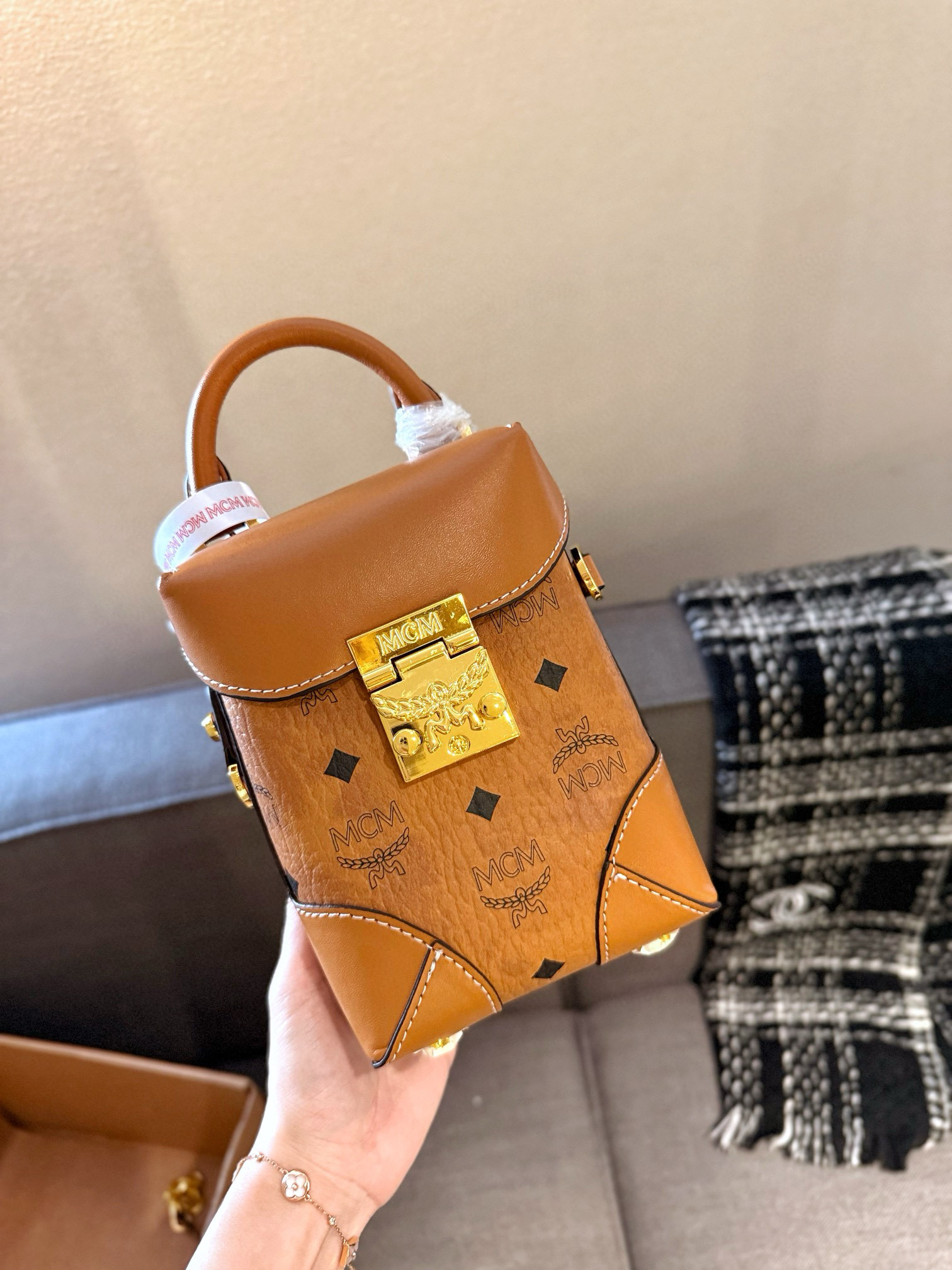 0032 70$mcm gallery