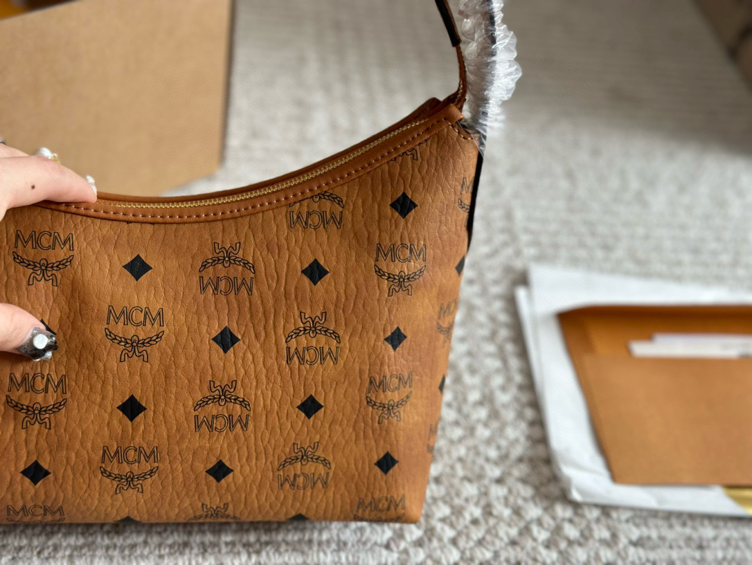 0033 70$ MCM gallery
