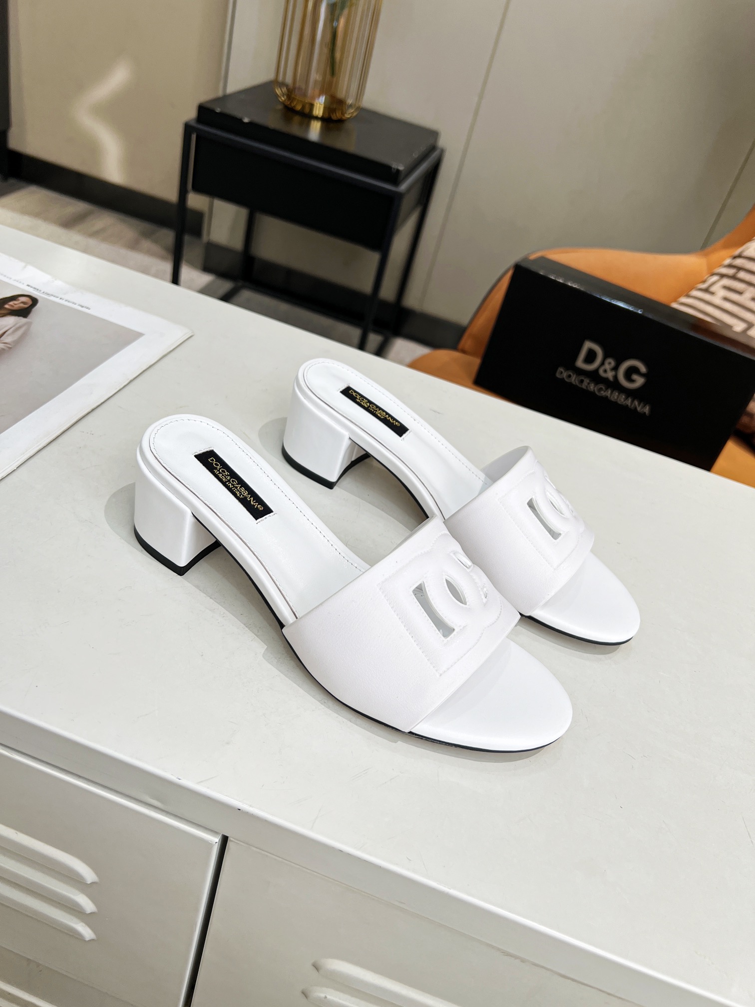 0076  $72 gallery
