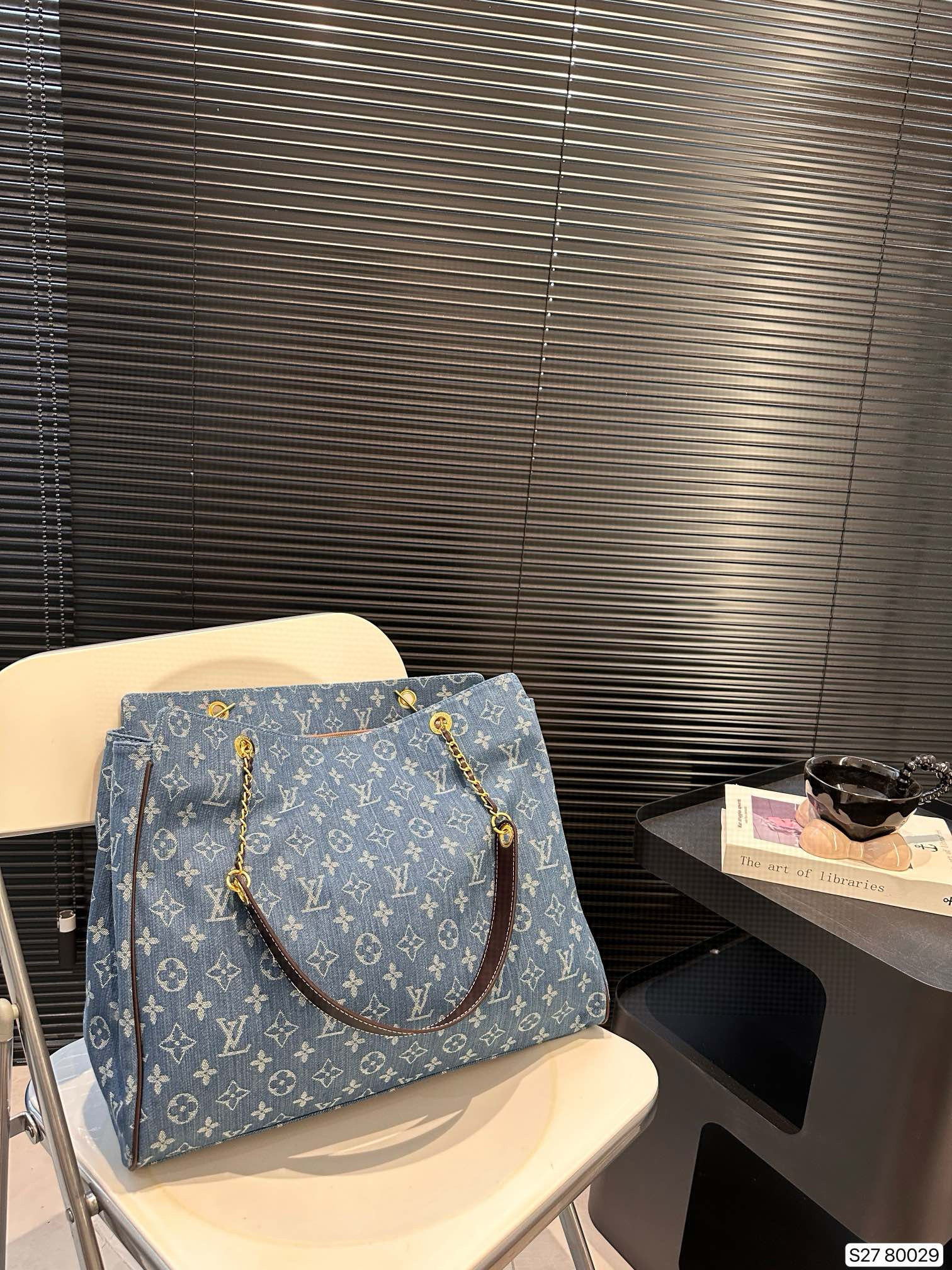 2902 $75 Lv Tote Versatile and Practical gallery