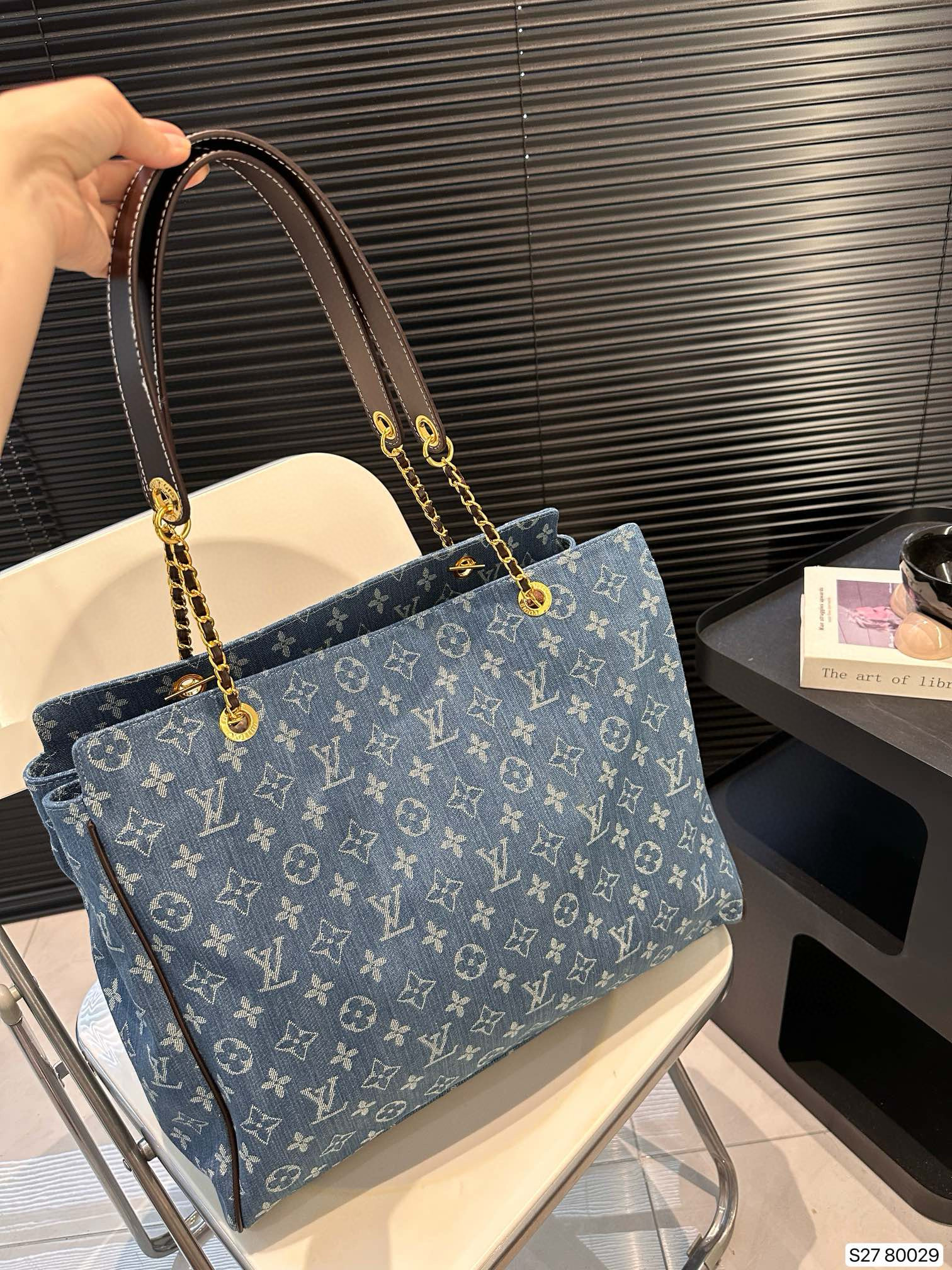 2902 $75 Lv Tote Versatile and Practical gallery