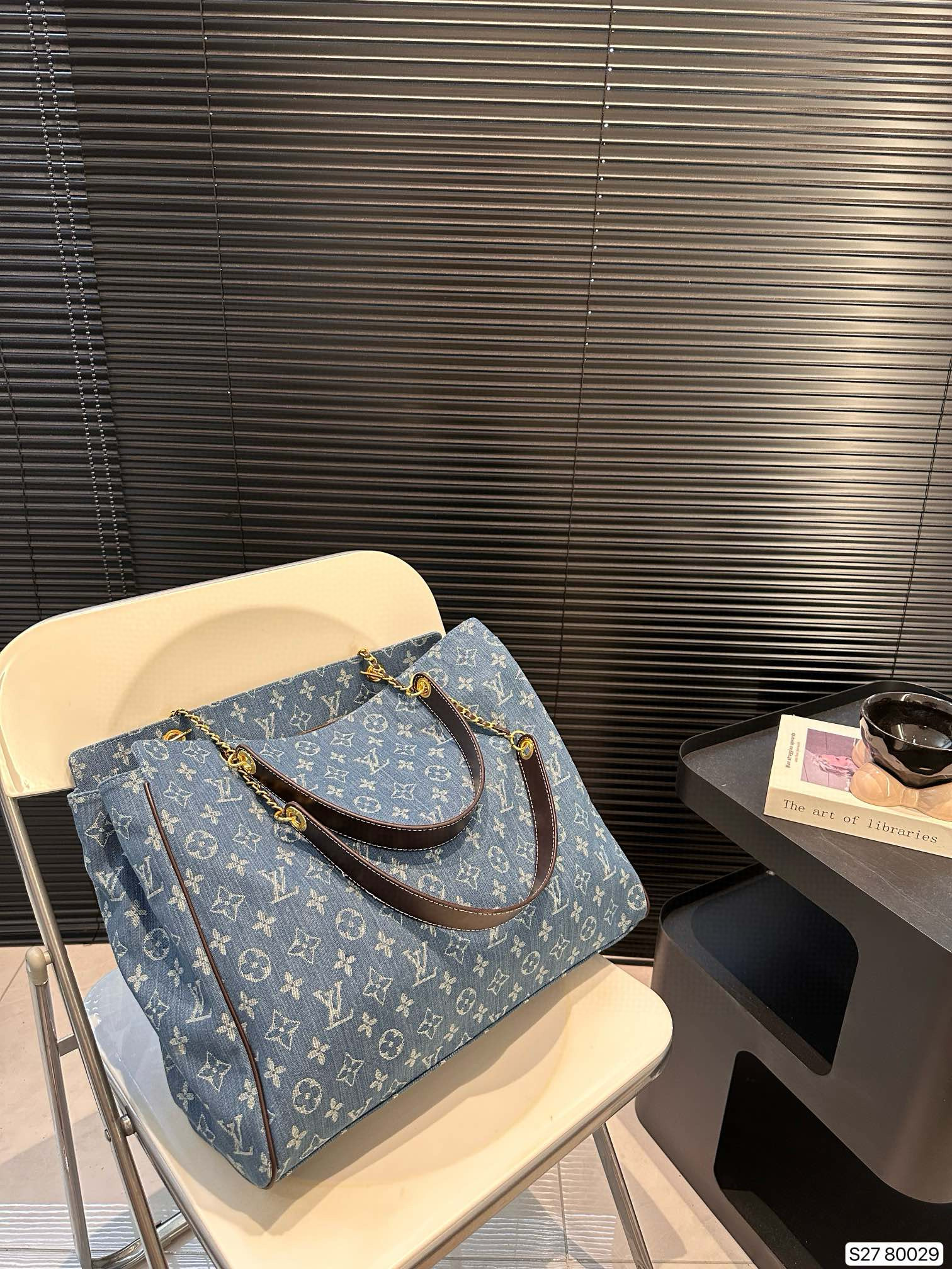 2902 $75 Lv Tote Versatile and Practical gallery