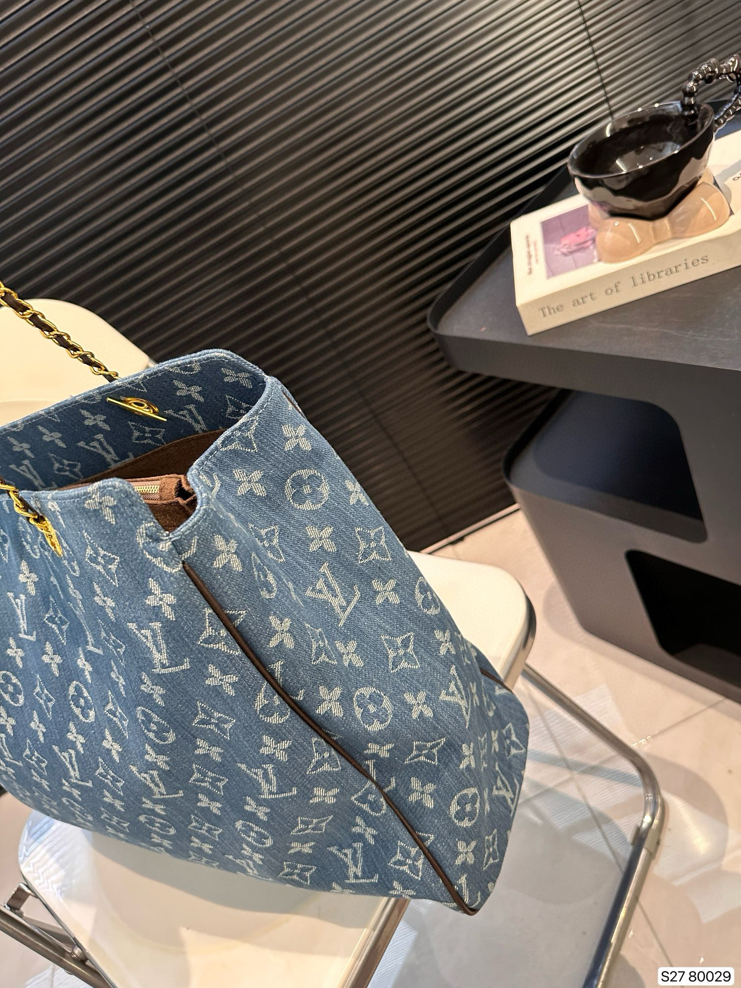 2902 $75 Lv Tote Versatile and Practical gallery