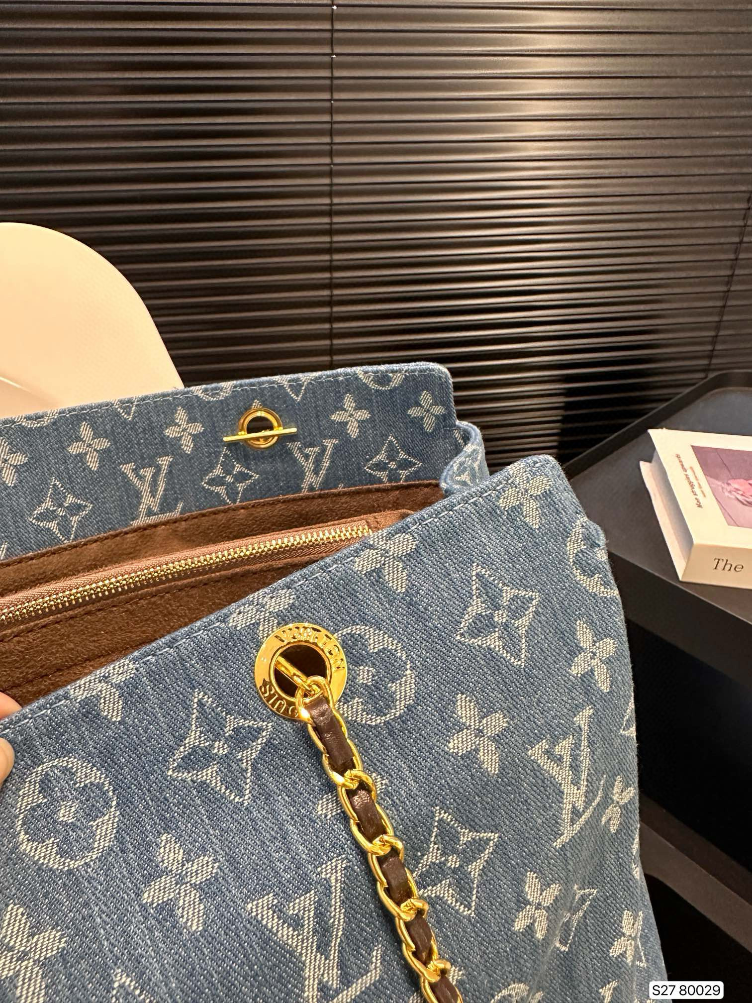 2902 $75 Lv Tote Versatile and Practical gallery