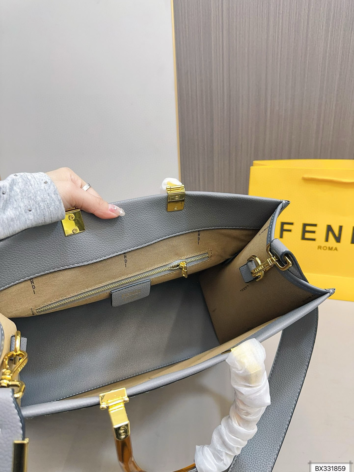 2905 $73 Fendi FENDI Tote Bag gallery