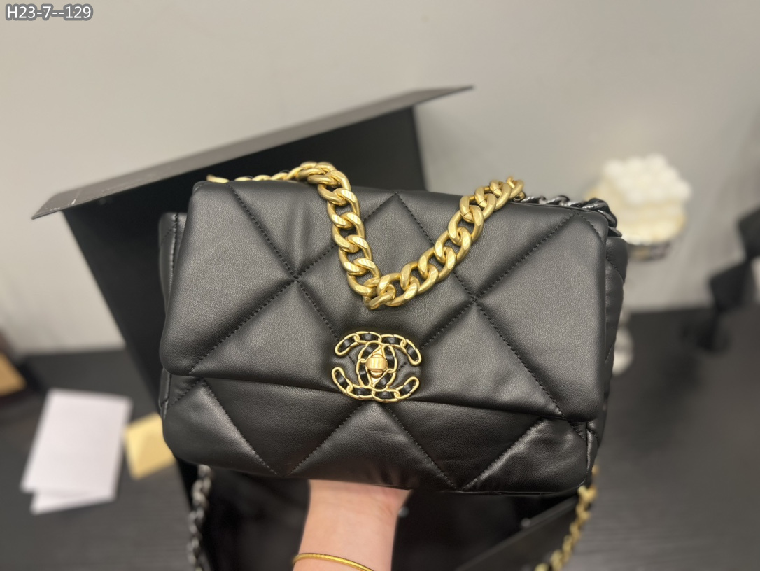 2942  Chanel  $75 gallery