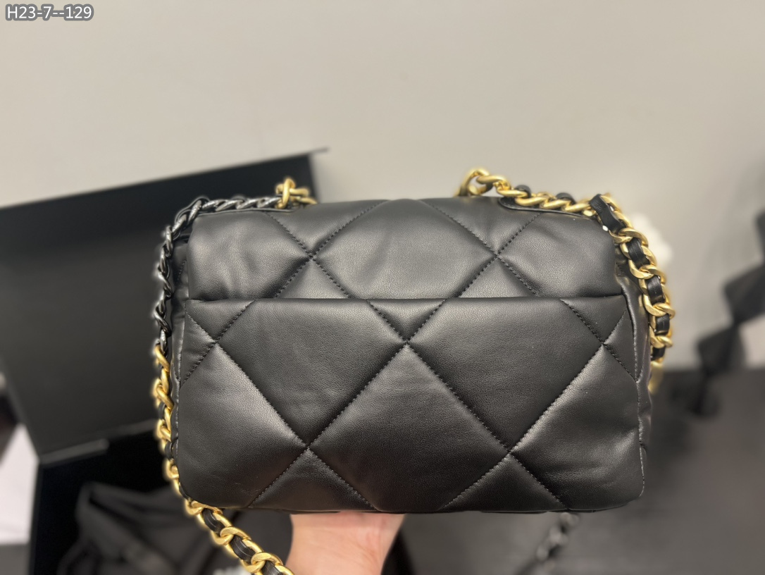 2942  Chanel  $75 gallery