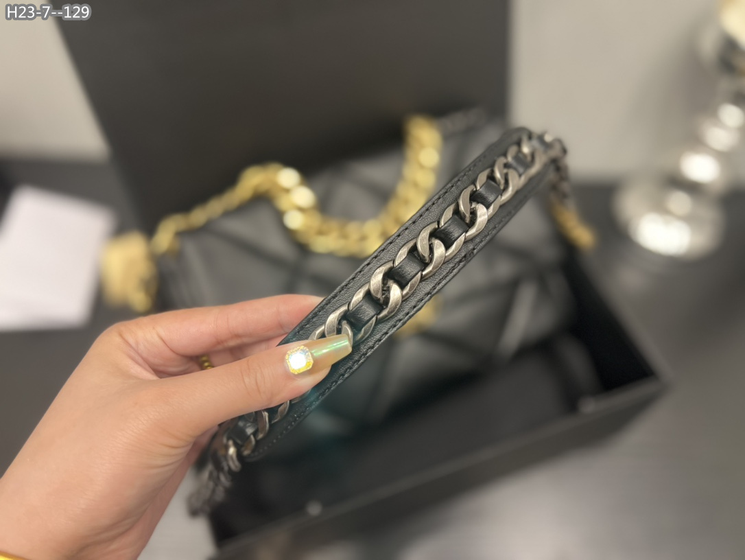 2942  Chanel  $75 gallery