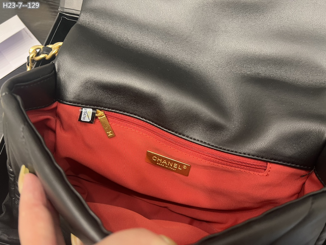 2942  Chanel  $75 gallery