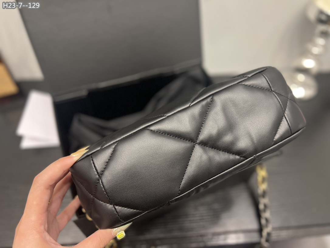 2942  Chanel  $75 gallery