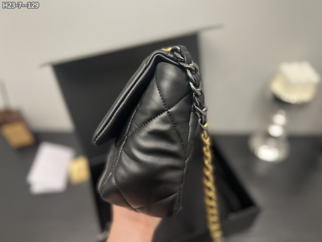 2942  Chanel  $75 gallery